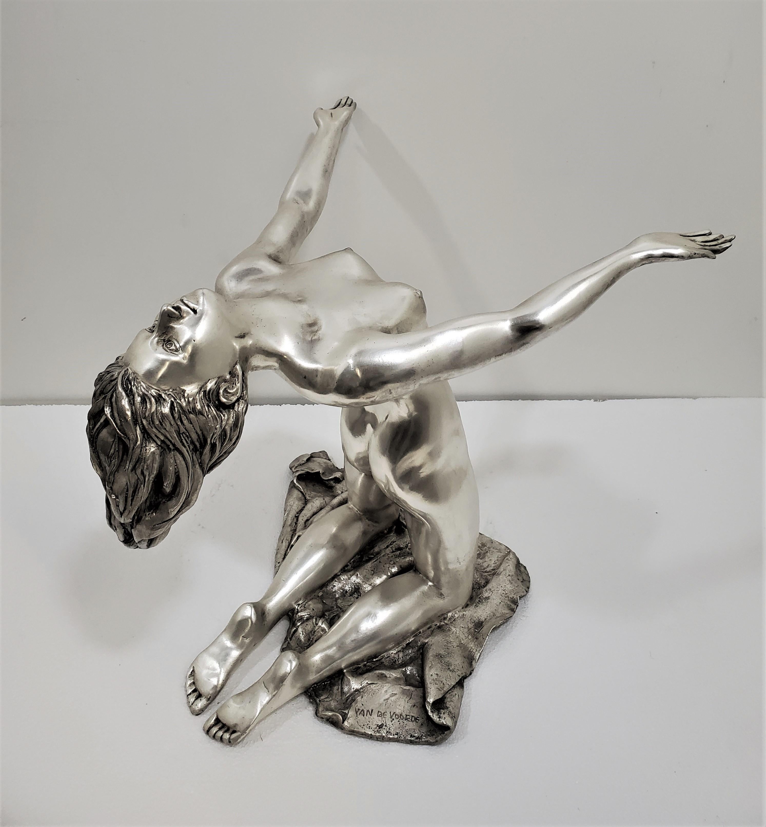 20ième siècle Grande sculpture originale, signée, en bronze argenté d'un nu féminin en vente