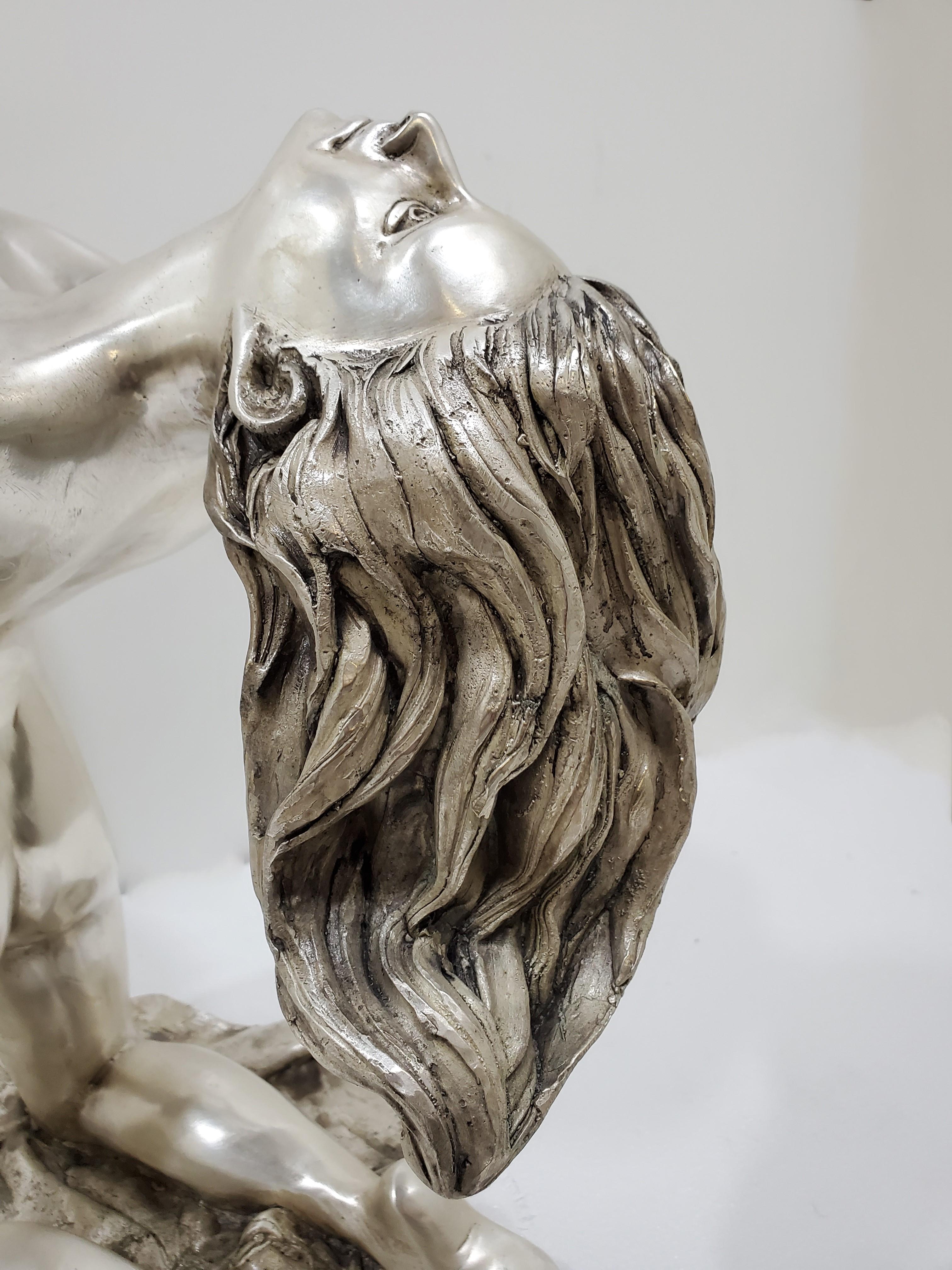 Grande sculpture originale, signée, en bronze argenté d'un nu féminin en vente 1