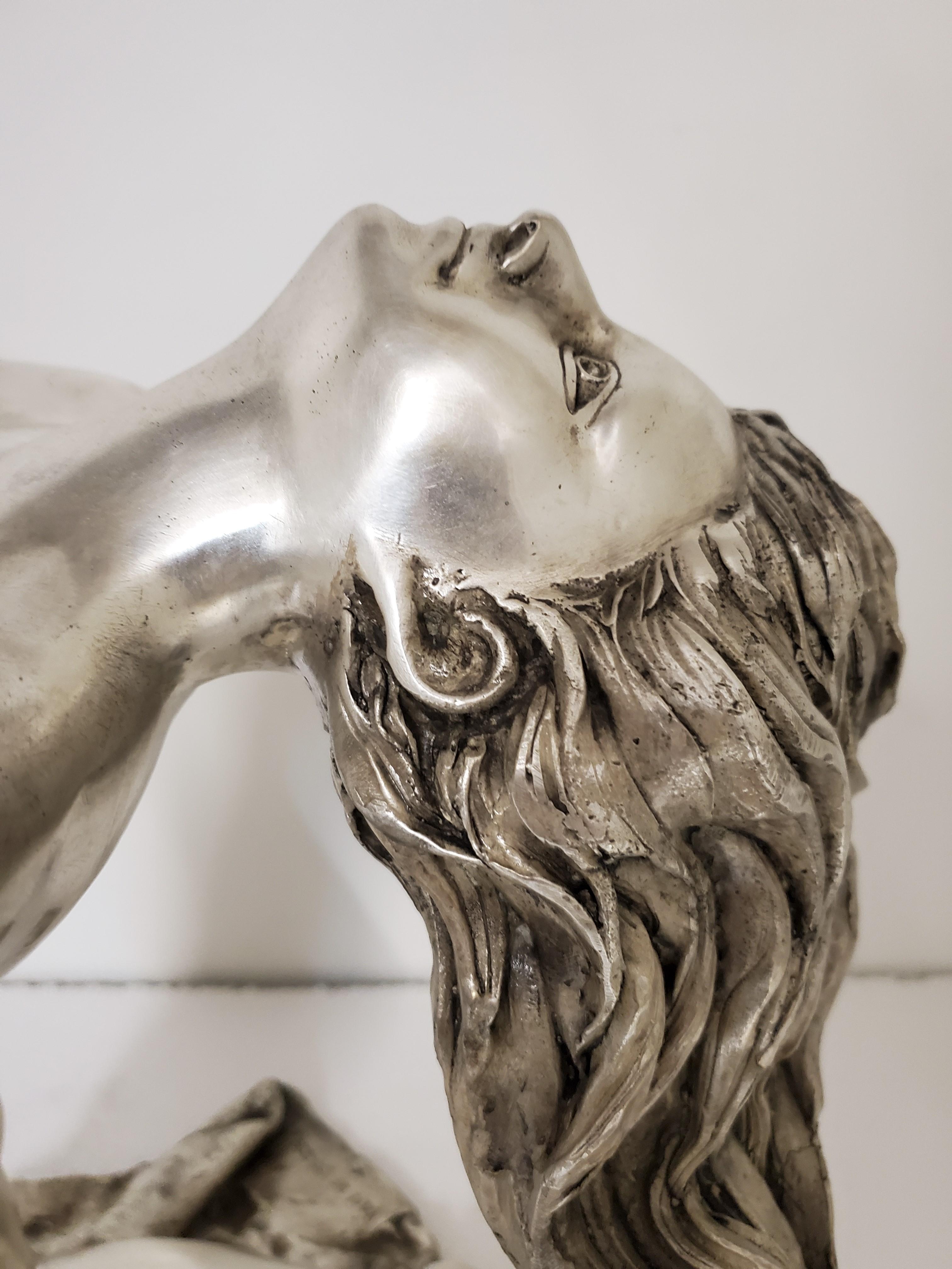 Grande sculpture originale, signée, en bronze argenté d'un nu féminin en vente 2