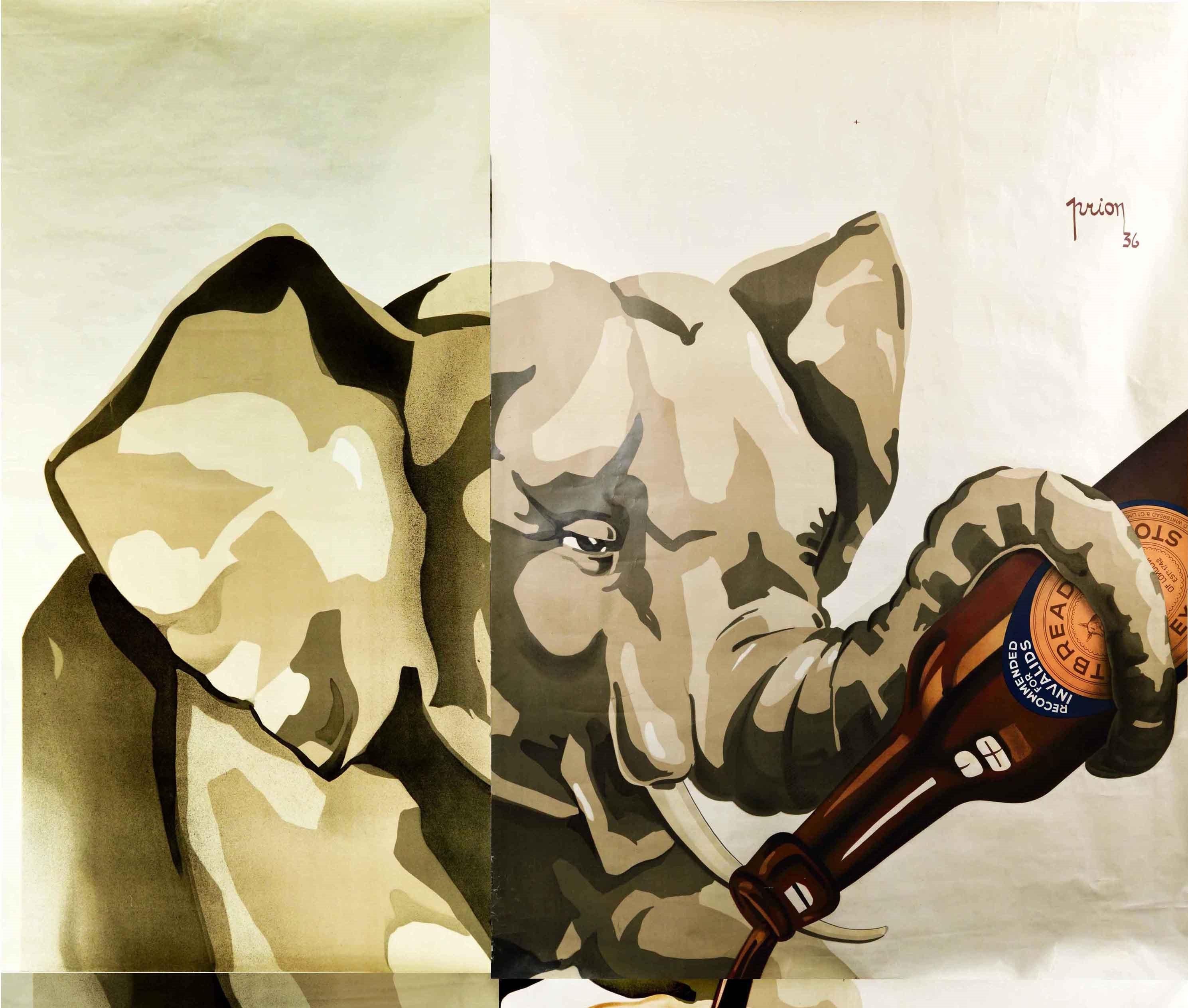 Affiche publicitaire vintage originale pour la Whitbread Stout présentant une illustration amusante d'un jeune éléphant tenant une bouteille de Whitbread stout dans sa trompe et versant la bière dans un verre de pinte avec le texte en gras en