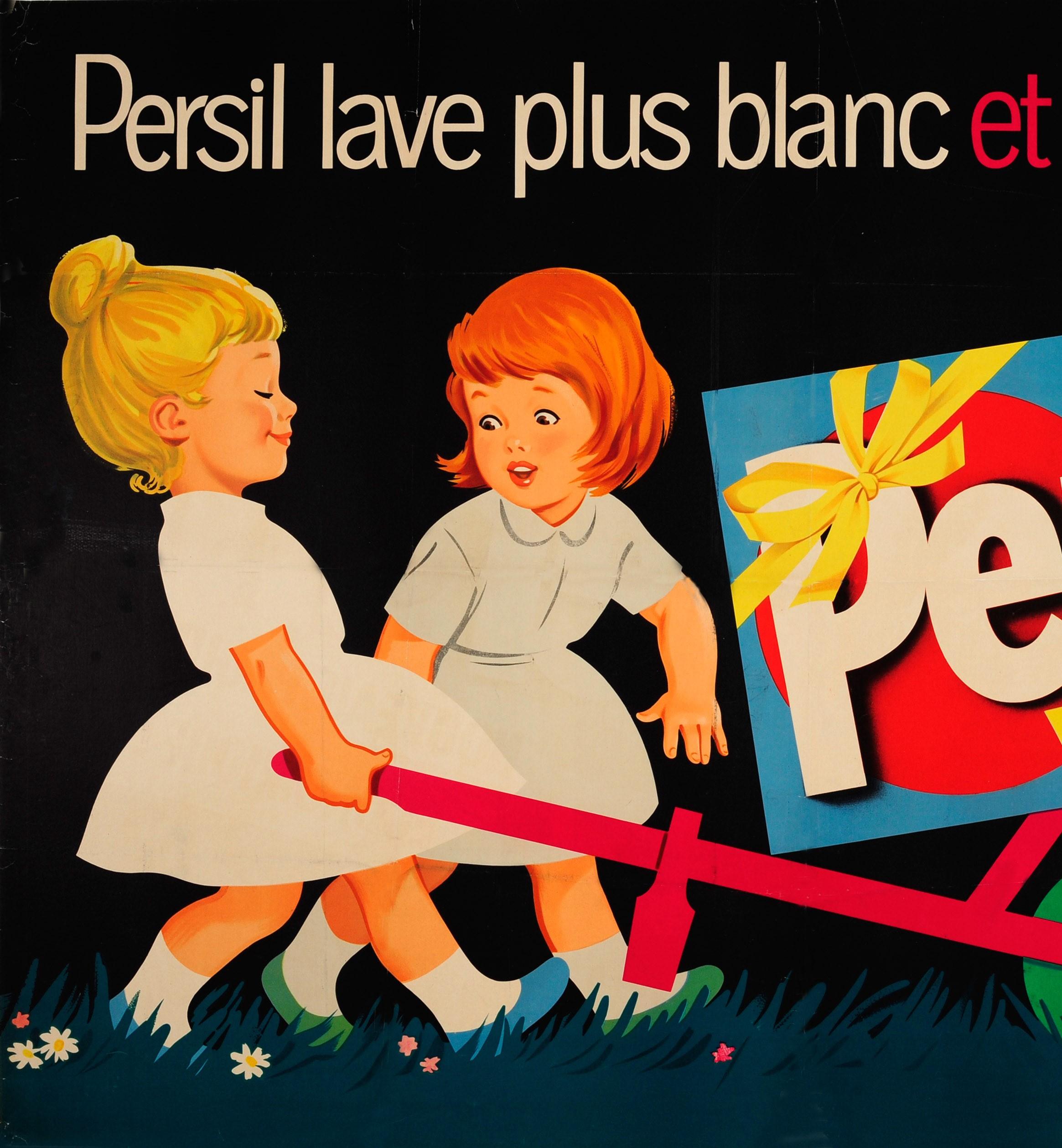 Affiche publicitaire vintage originale pour la lessive Persil présentant une superbe illustration sur fond sombre de deux jeunes filles en robe blanche, l'une poussant une boîte Persil sur roulettes dans l'herbe et l'autre admirant sa robe propre et