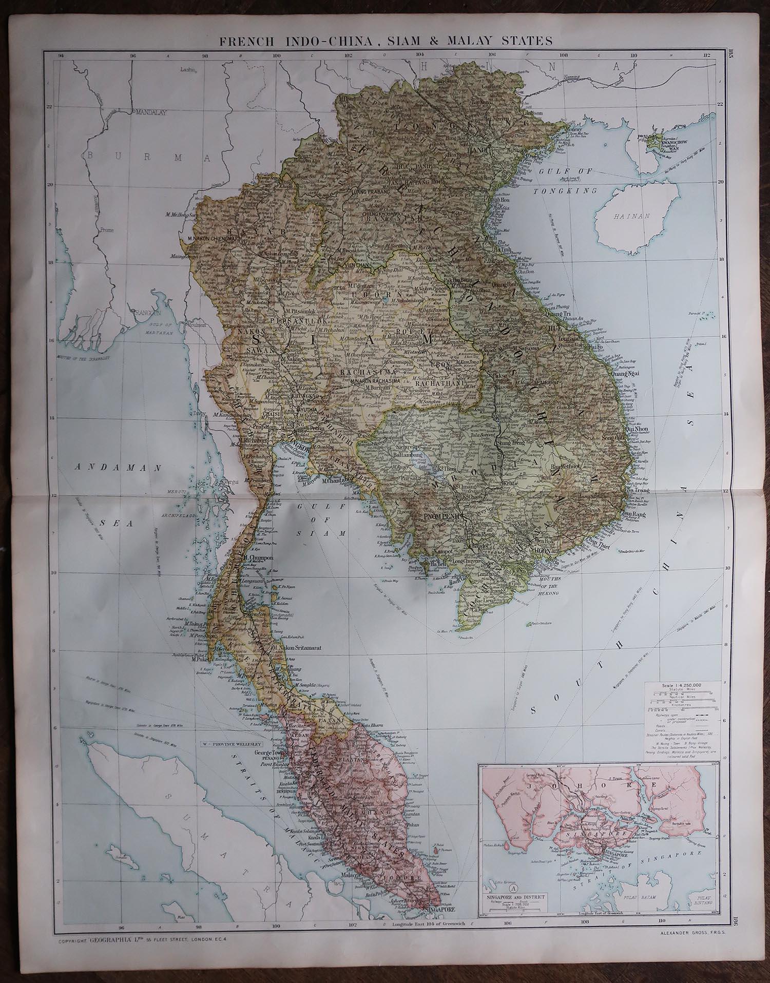 Anglais Grande carte originale de l'Asie du Sud-Est, avec une vignette de Singapour. en vente