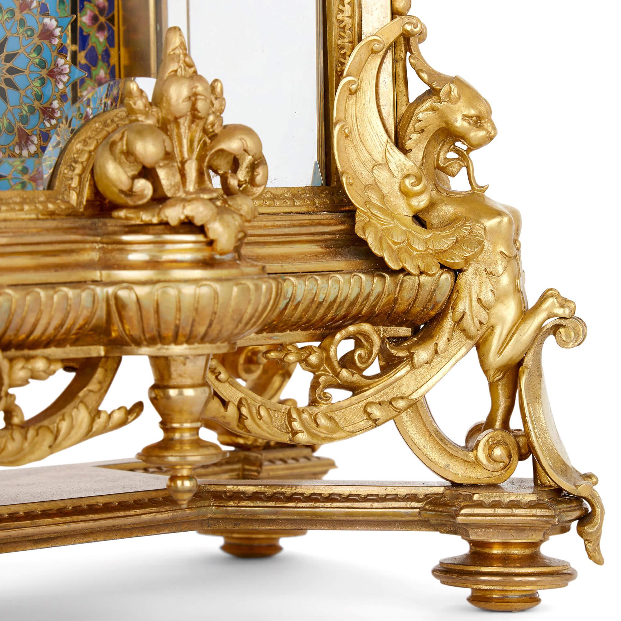 Cloisonné Grande pendule trois pièces en bronze doré et émail cloisonné en vente