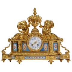 Grande horloge française ancienne en bronze doré et porcelaine Svres, chérubins et raisins de vin