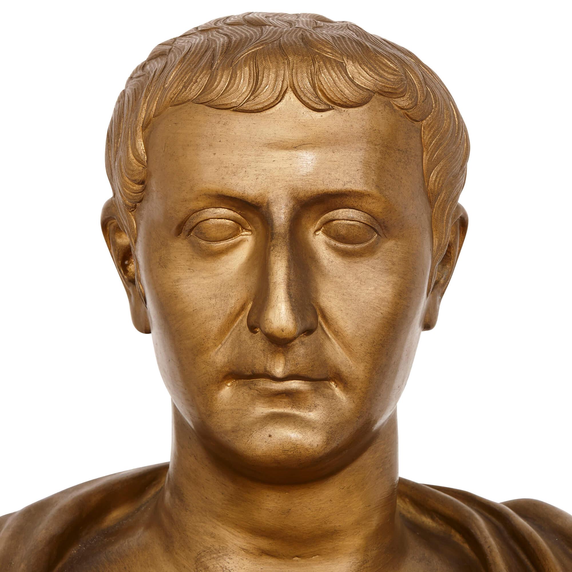 Ce remarquable buste en bronze doré de l'emblématique empereur romain Jules César est la quintessence du style néoclassique et était à l'origine destiné à décorer une porte. Les overdoors - éléments décoratifs appliqués au-dessus des portes - sont