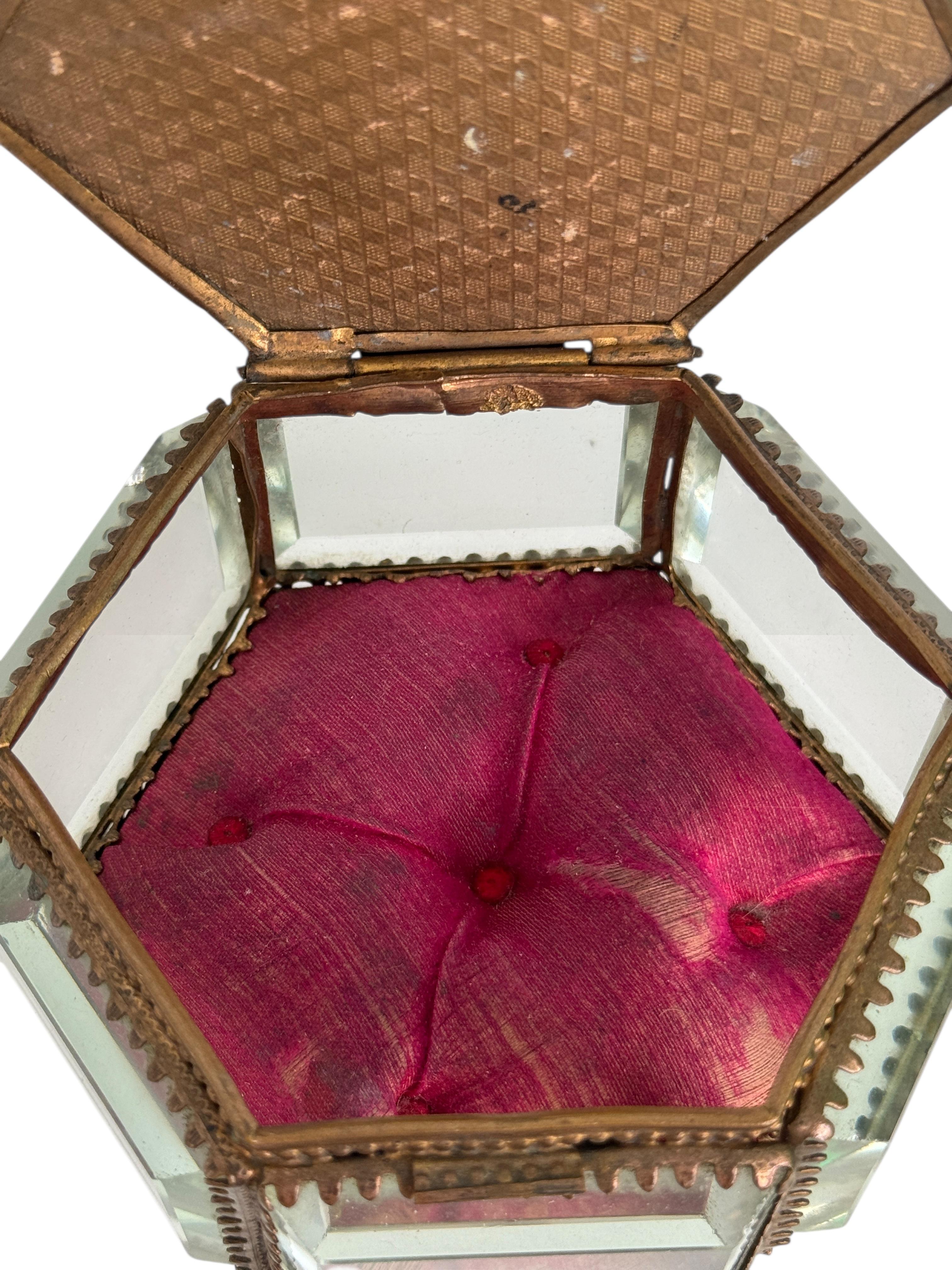 Grande boîte à bijoux Souvenirs en bronze doré et verre, Deauville France, vers 1900 en vente 3