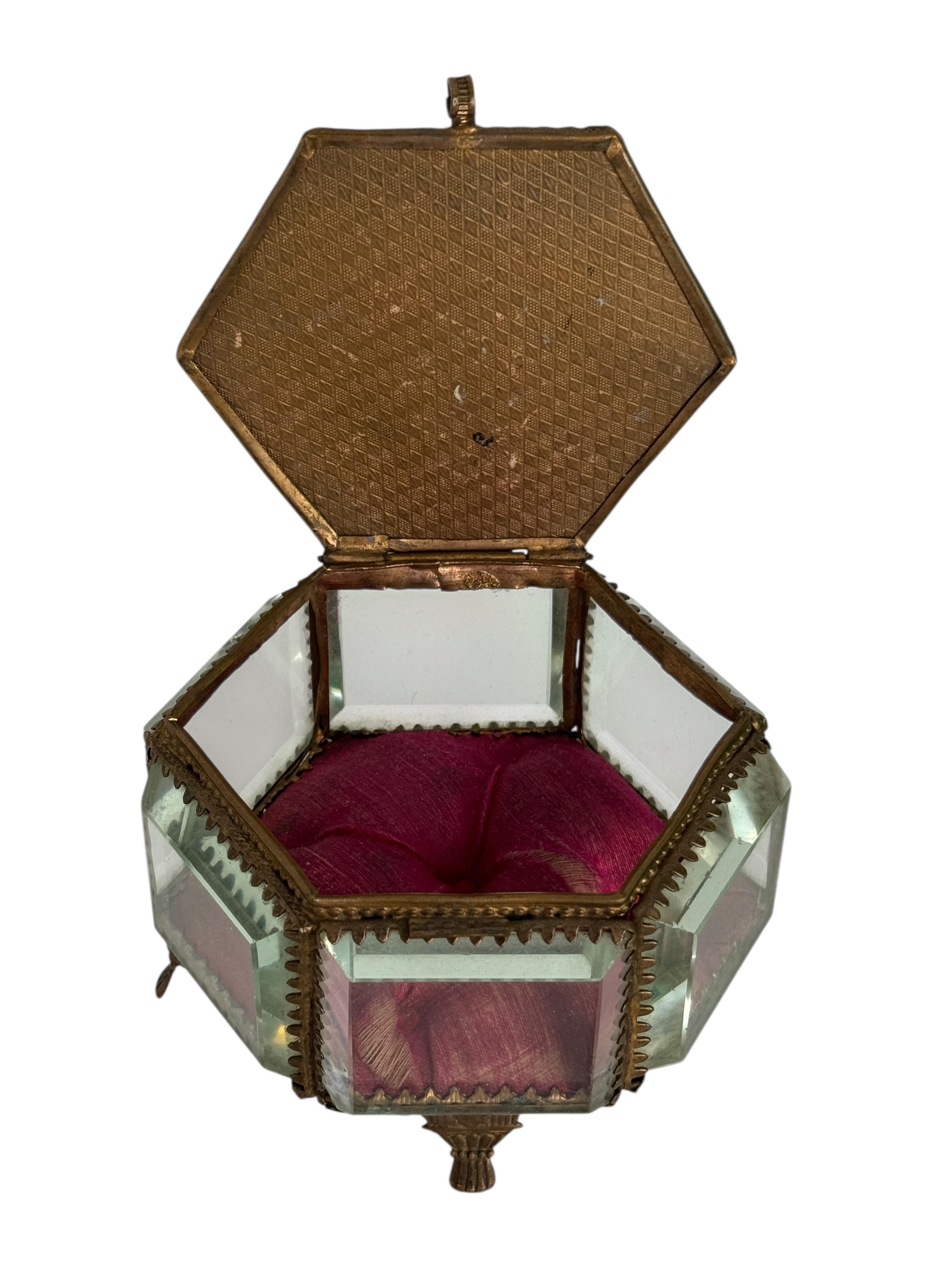 Grande boîte à bijoux Souvenirs en bronze doré et verre, Deauville France, vers 1900 en vente 4