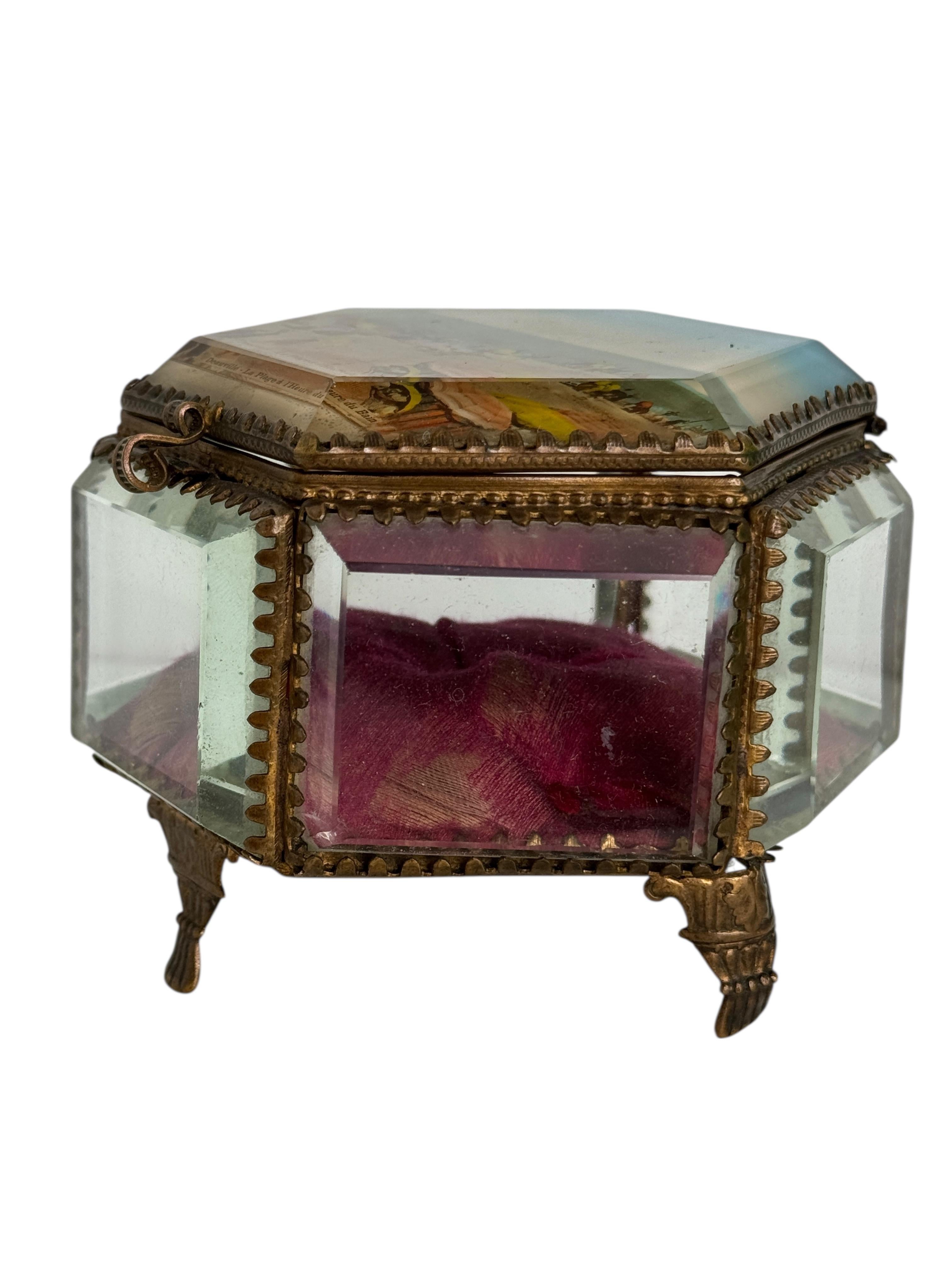 Début du 20ème siècle Grande boîte à bijoux Souvenirs en bronze doré et verre, Deauville France, vers 1900 en vente