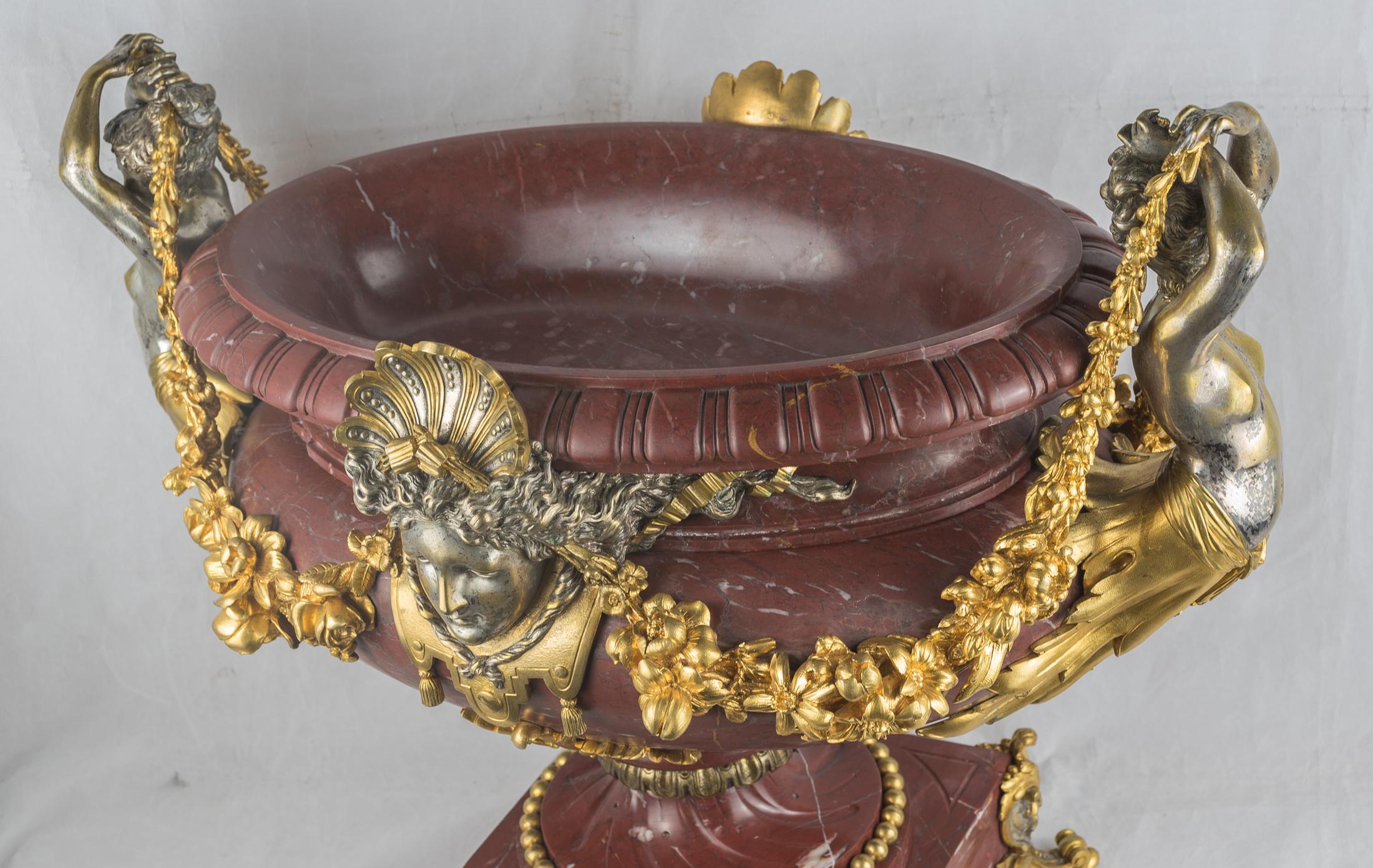 XIXe siècle Grand centre de table en bronze argenté et marbre rouge griotte en vente