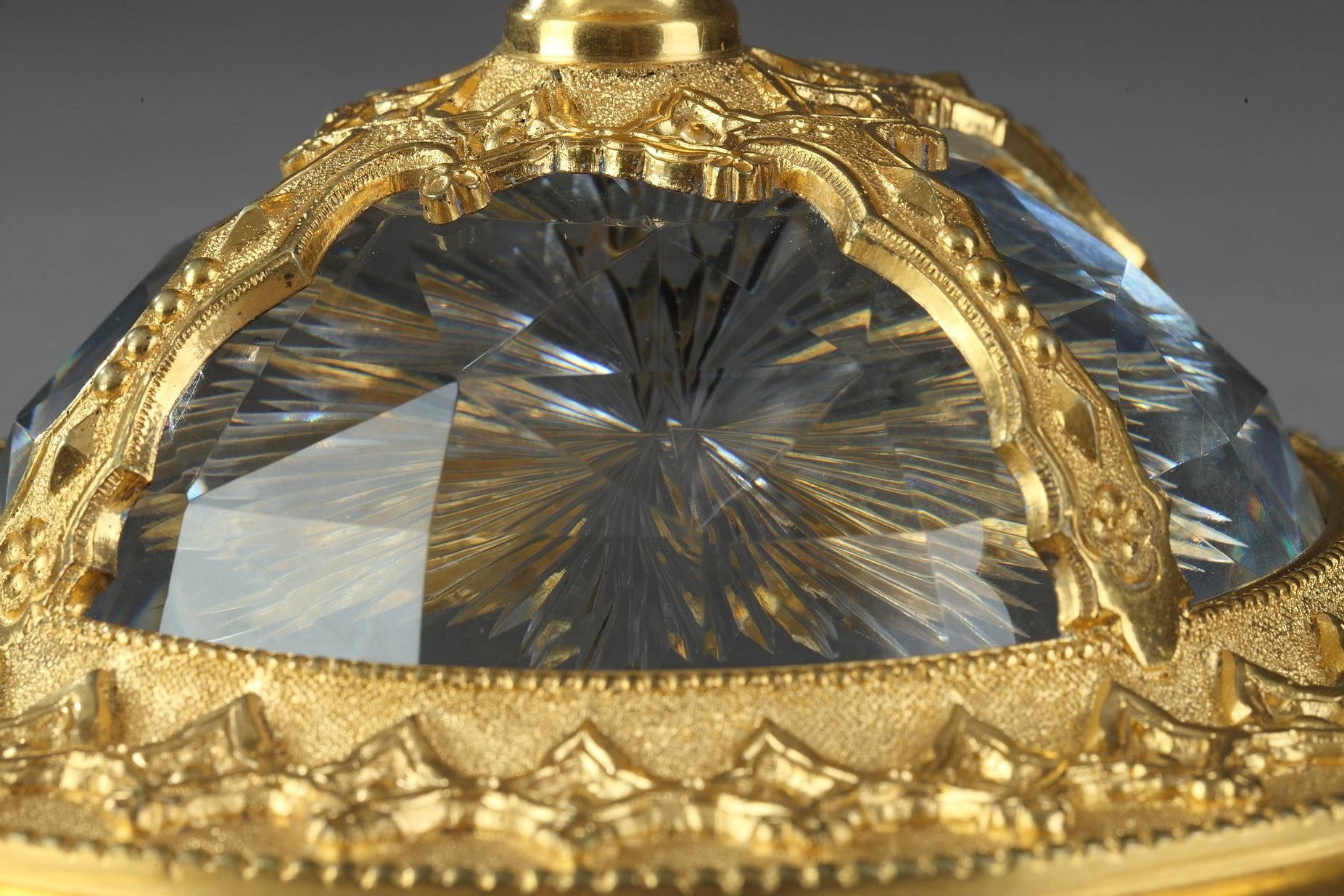 20ième siècle Grand plat en cristal taillé monté en ormolu dans le goût de la Renaissance en vente