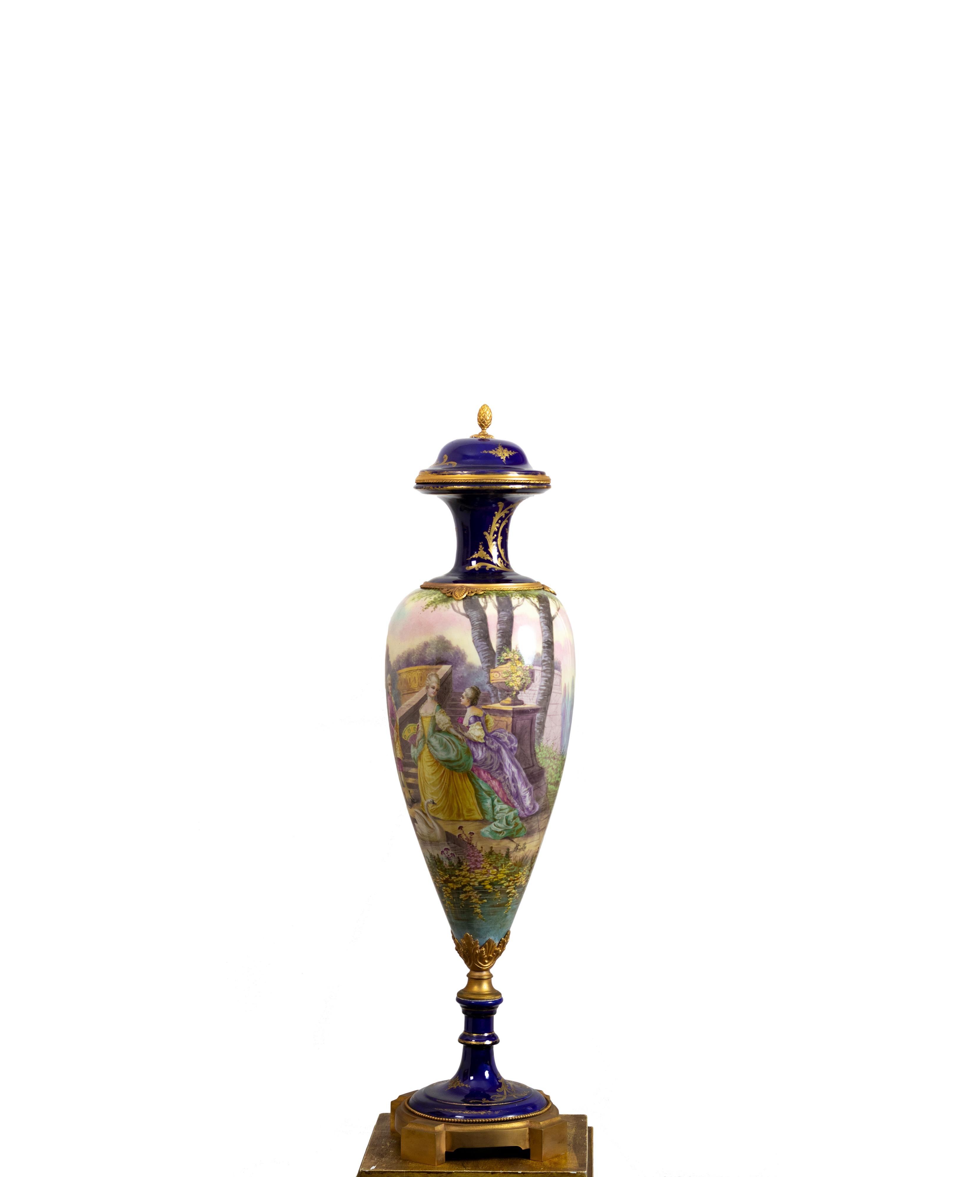 Napoleone III Grande vaso in porcellana con montatura in ormù di Manufature Nationale Sèvres, XIX secolo in vendita