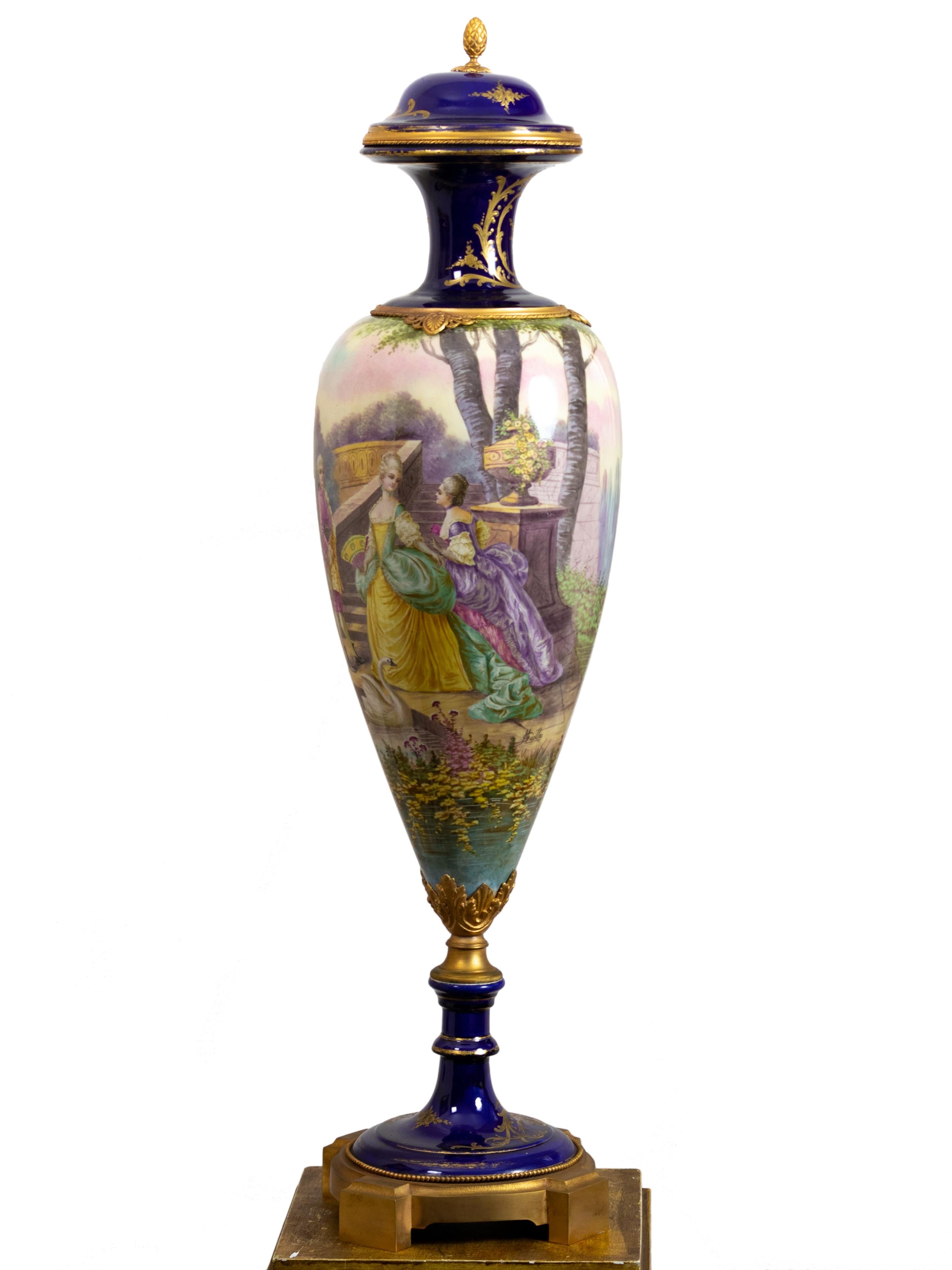 Francese Grande vaso in porcellana con montatura in ormù di Manufature Nationale Sèvres, XIX secolo in vendita