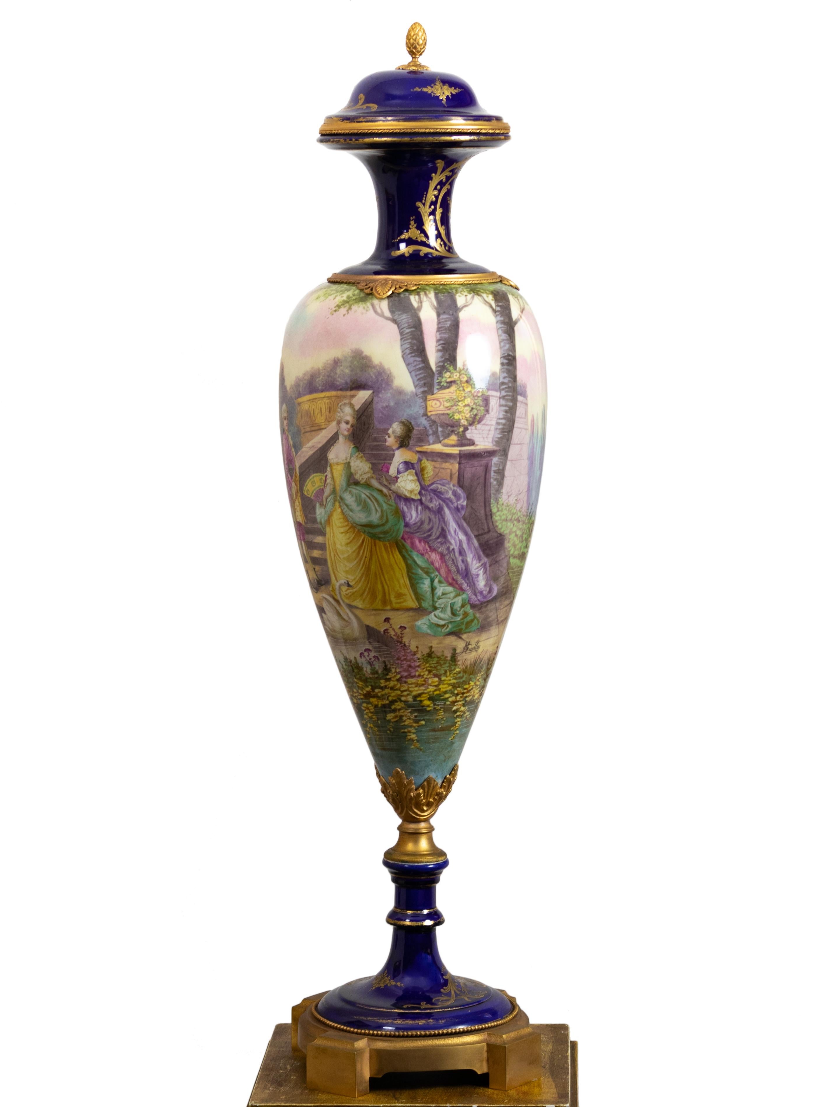 Dipinto a mano Grande vaso in porcellana con montatura in ormù di Manufature Nationale Sèvres, XIX secolo in vendita