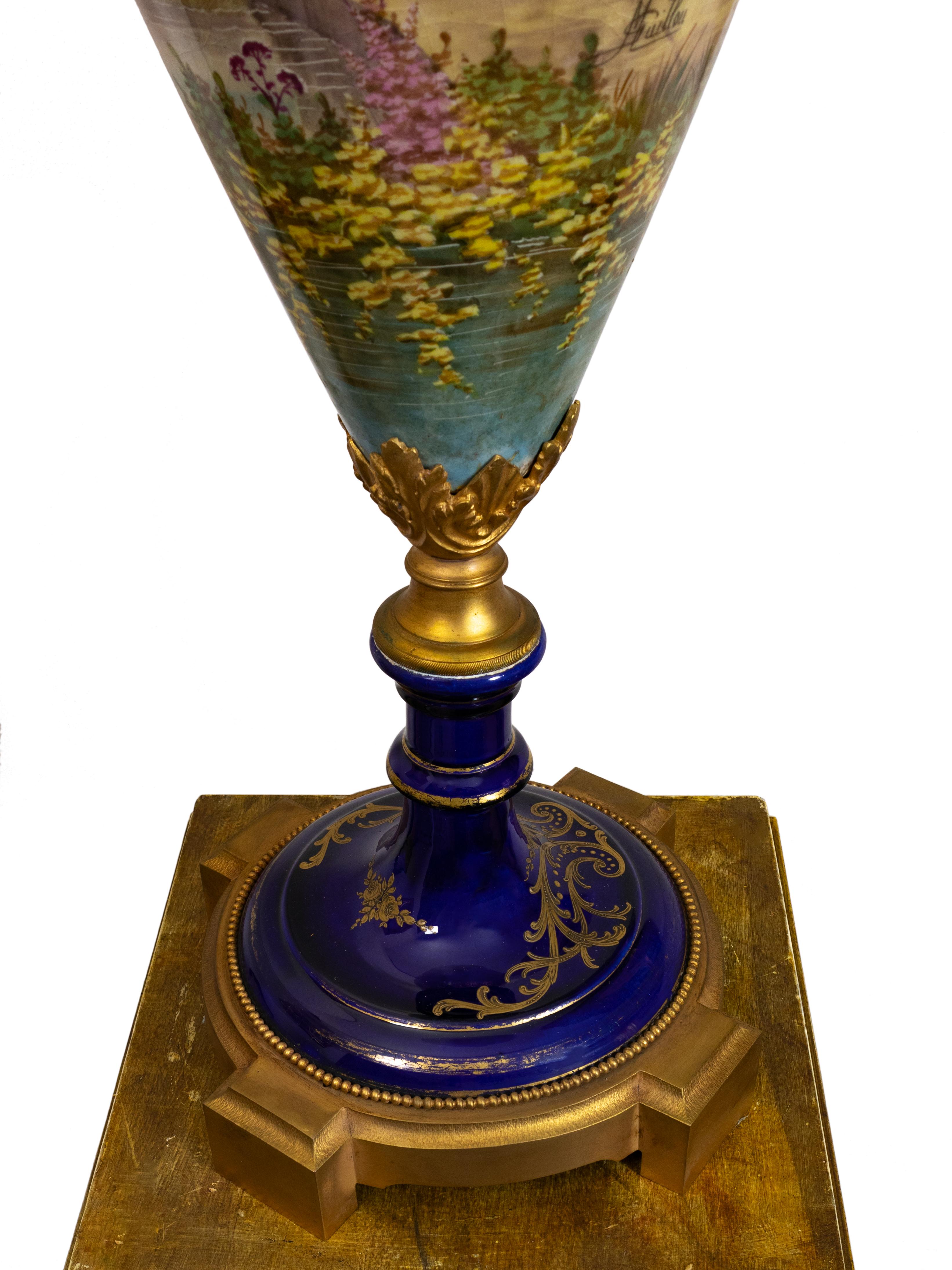 Grande vaso in porcellana con montatura in ormù di Manufature Nationale Sèvres, XIX secolo in vendita 2