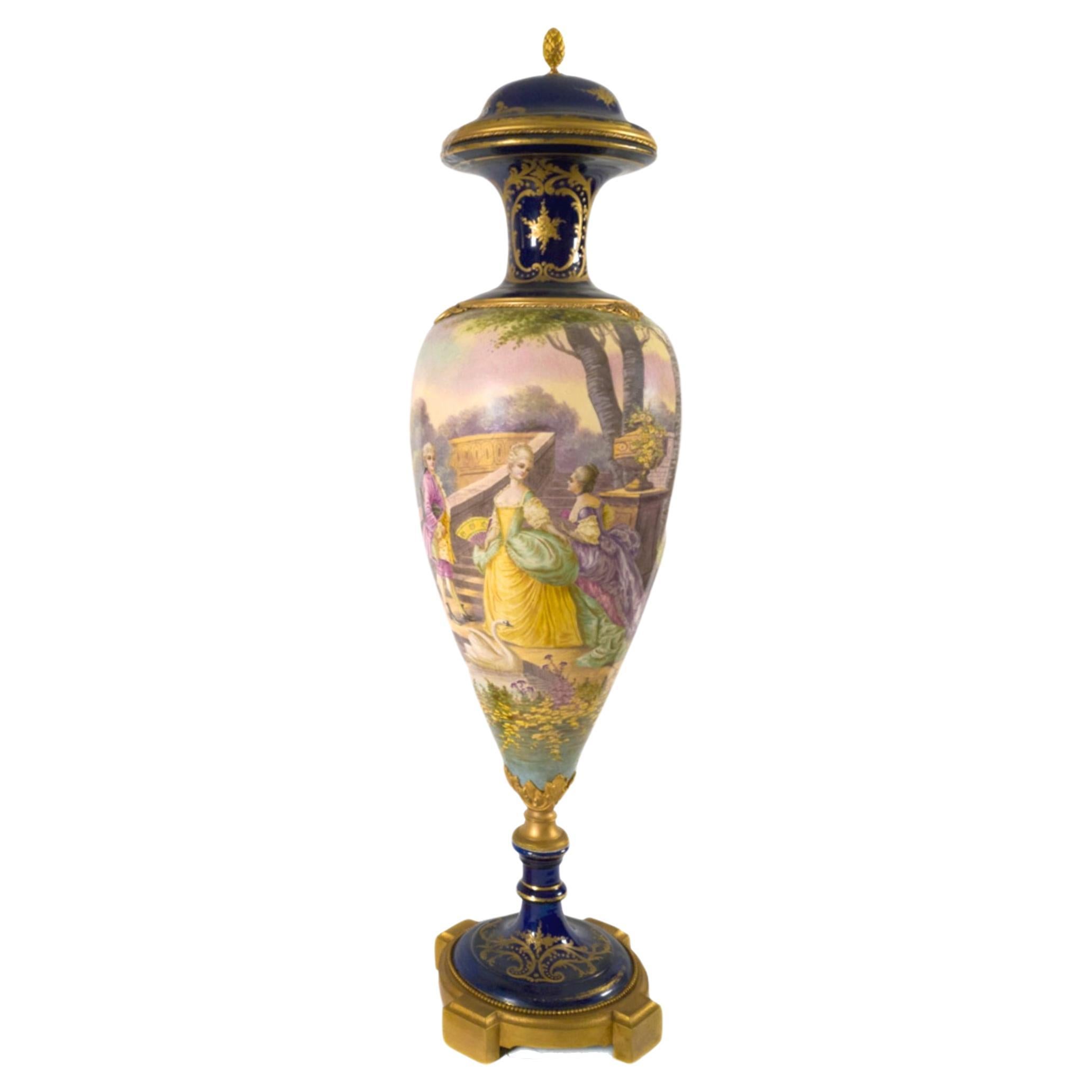 Grand vase en porcelaine monté sur bronze doré de la Manufacture Nationale de Sèvres, 19ème siècle