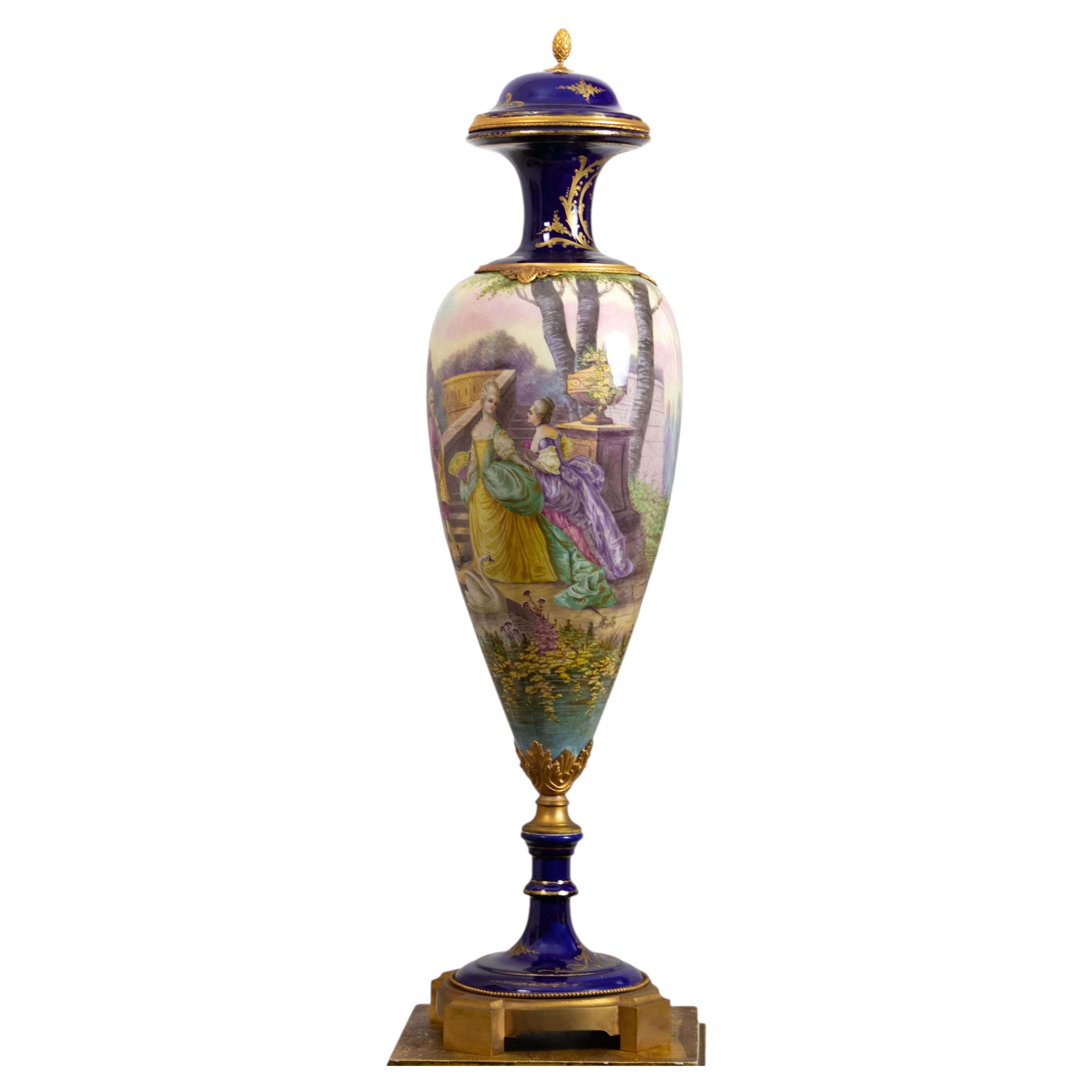 Grande vaso in porcellana con montatura in ormù di Manufature Nationale Sèvres, XIX secolo in vendita