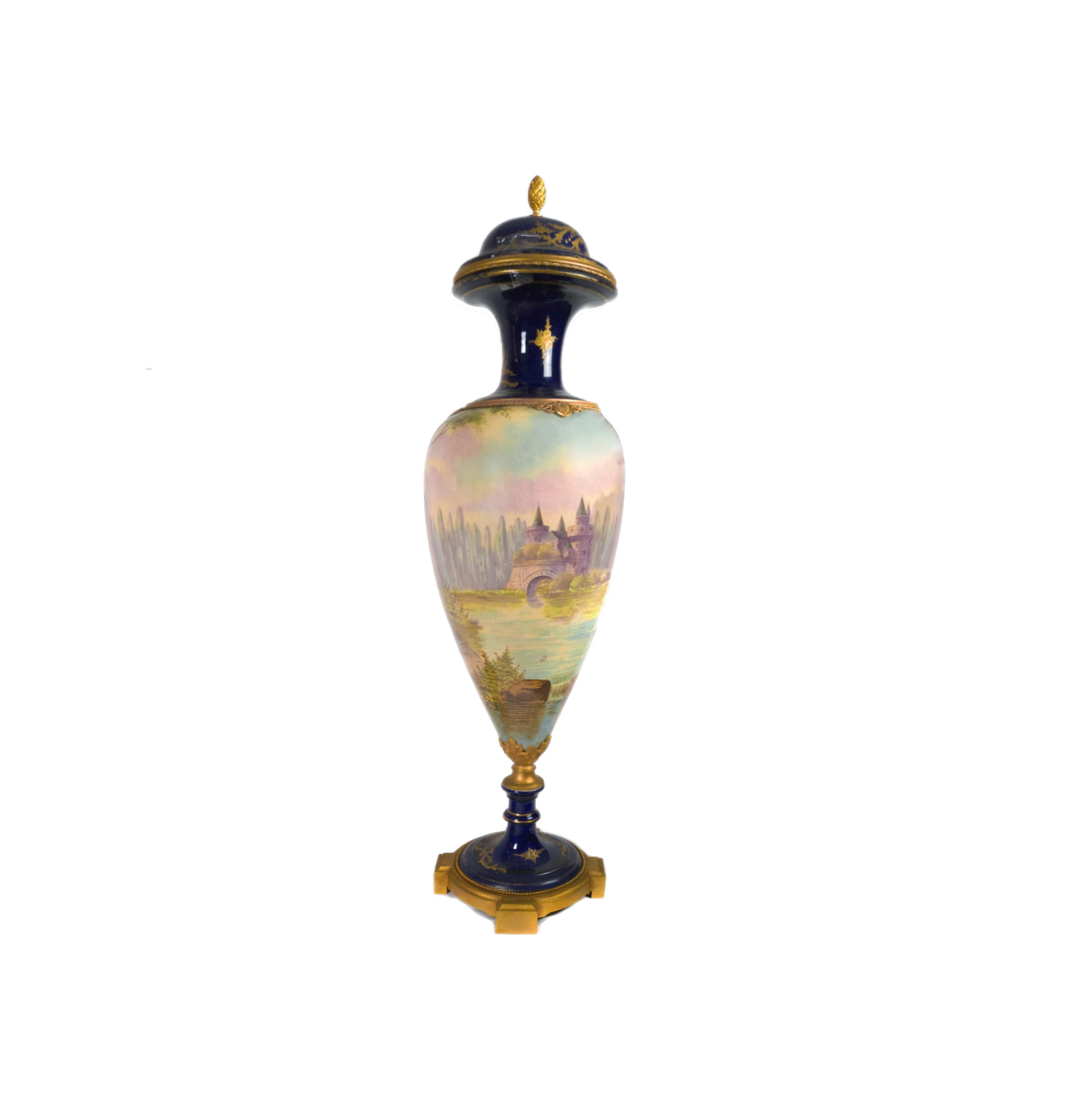 Vaso di Sèvres in porcellana blu cobalto montata su ormolu con supporti in bronzo dorato, decorato con fiori rococò in smalto dorato e volute floreali policrome, decorazione galante nel rigonfiamento centrale con scena palaziale dipinta a mano in