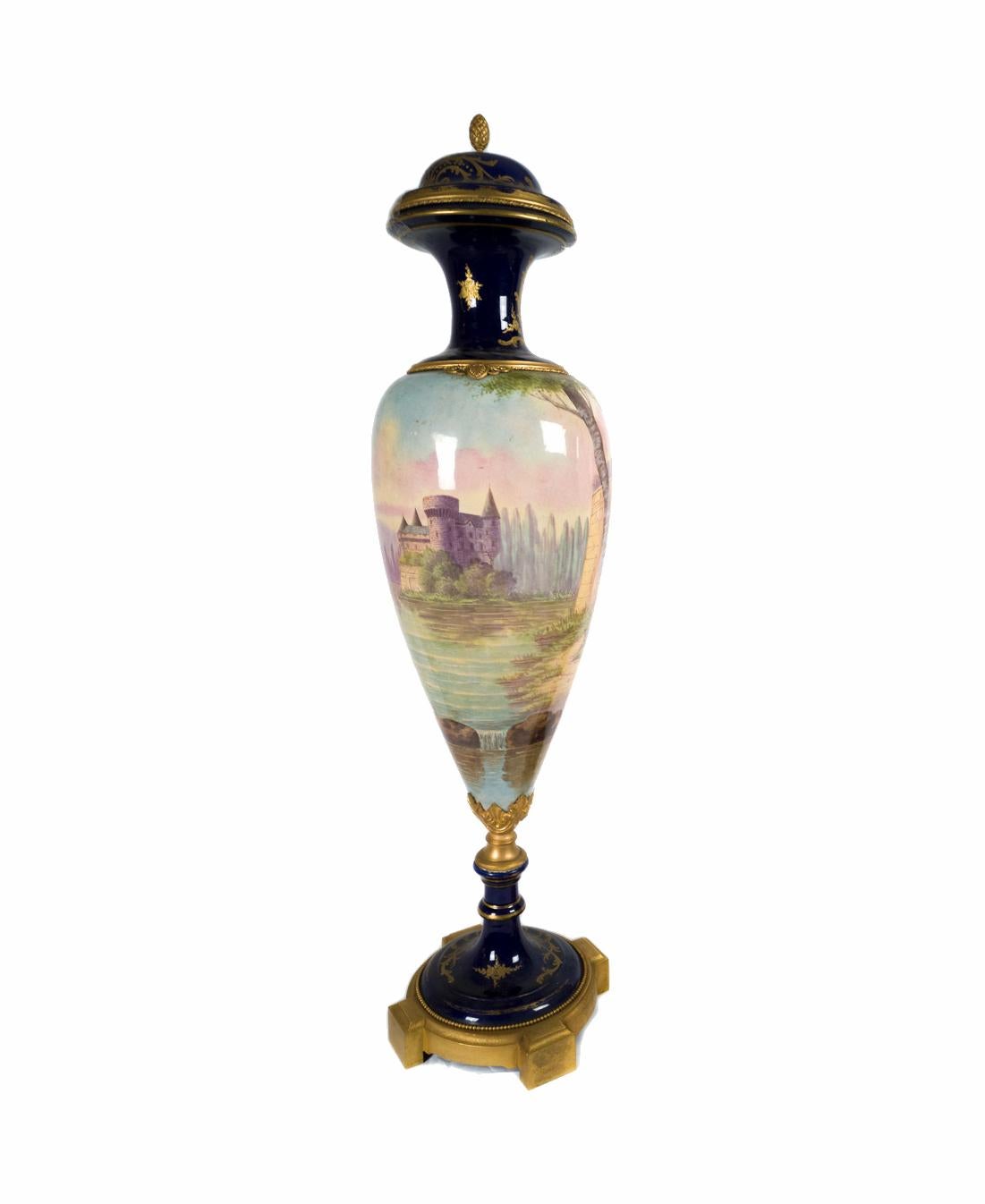 Napoleone III Grande vaso in porcellana Ormolu della Manufature Nationale Sèvres, XIX secolo in vendita