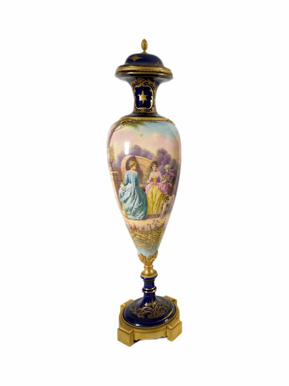Francese Grande vaso in porcellana Ormolu della Manufature Nationale Sèvres, XIX secolo in vendita