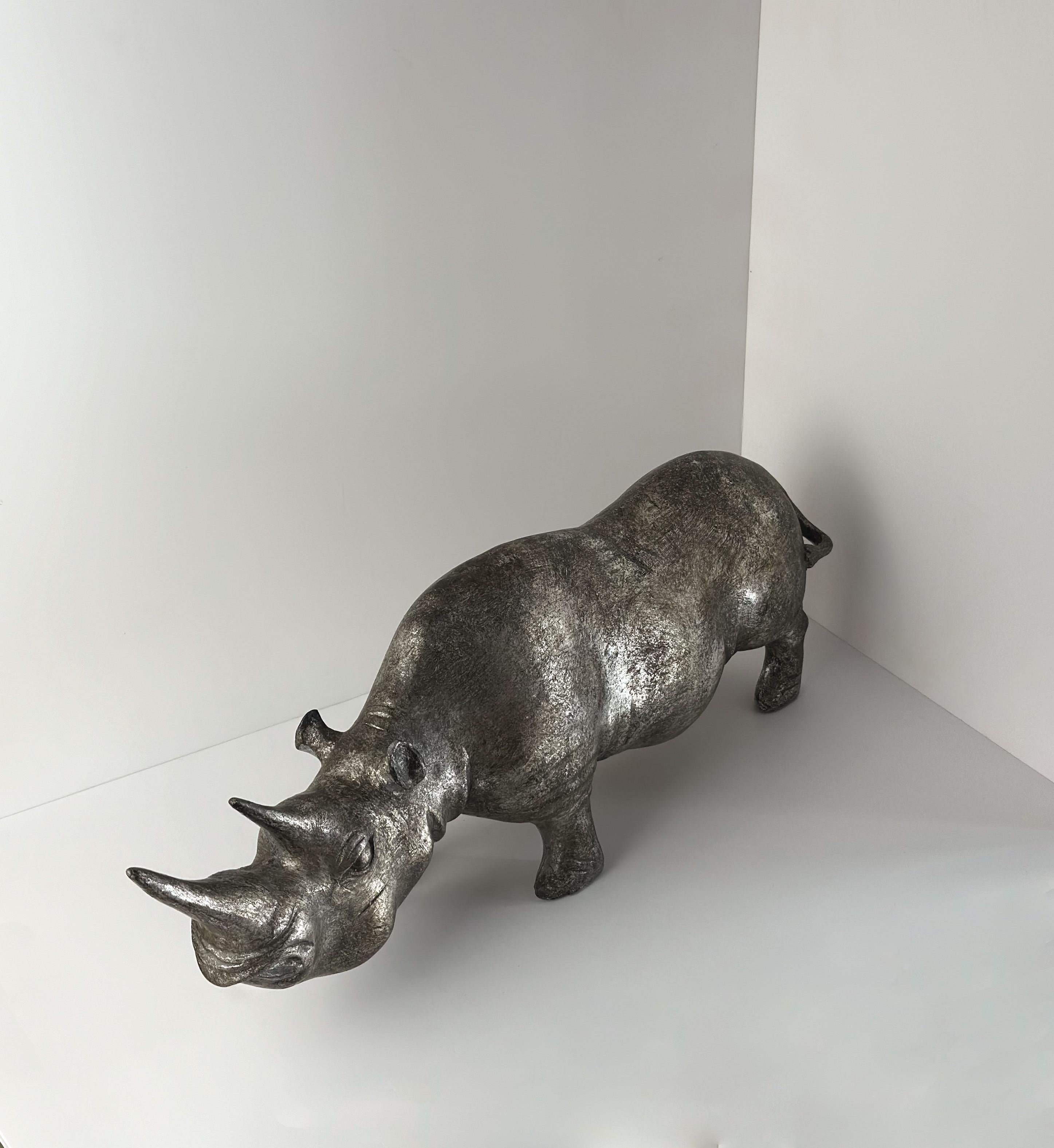Escultura decorativa de rinoceronte, acabado metálico en tono platino c 1980s Posmoderno en venta