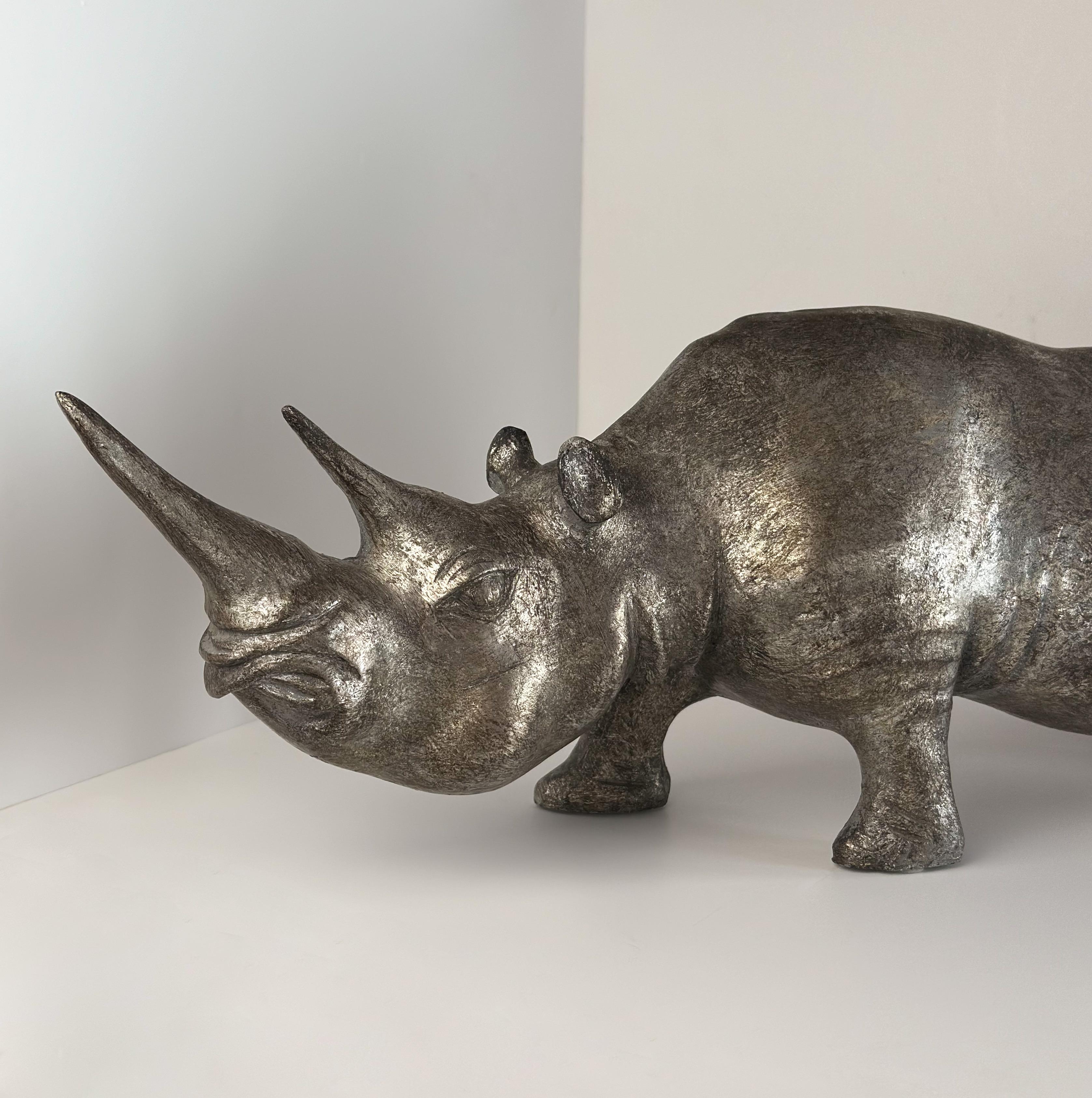 Escultura decorativa de rinoceronte, acabado metálico en tono platino c 1980s Británico en venta