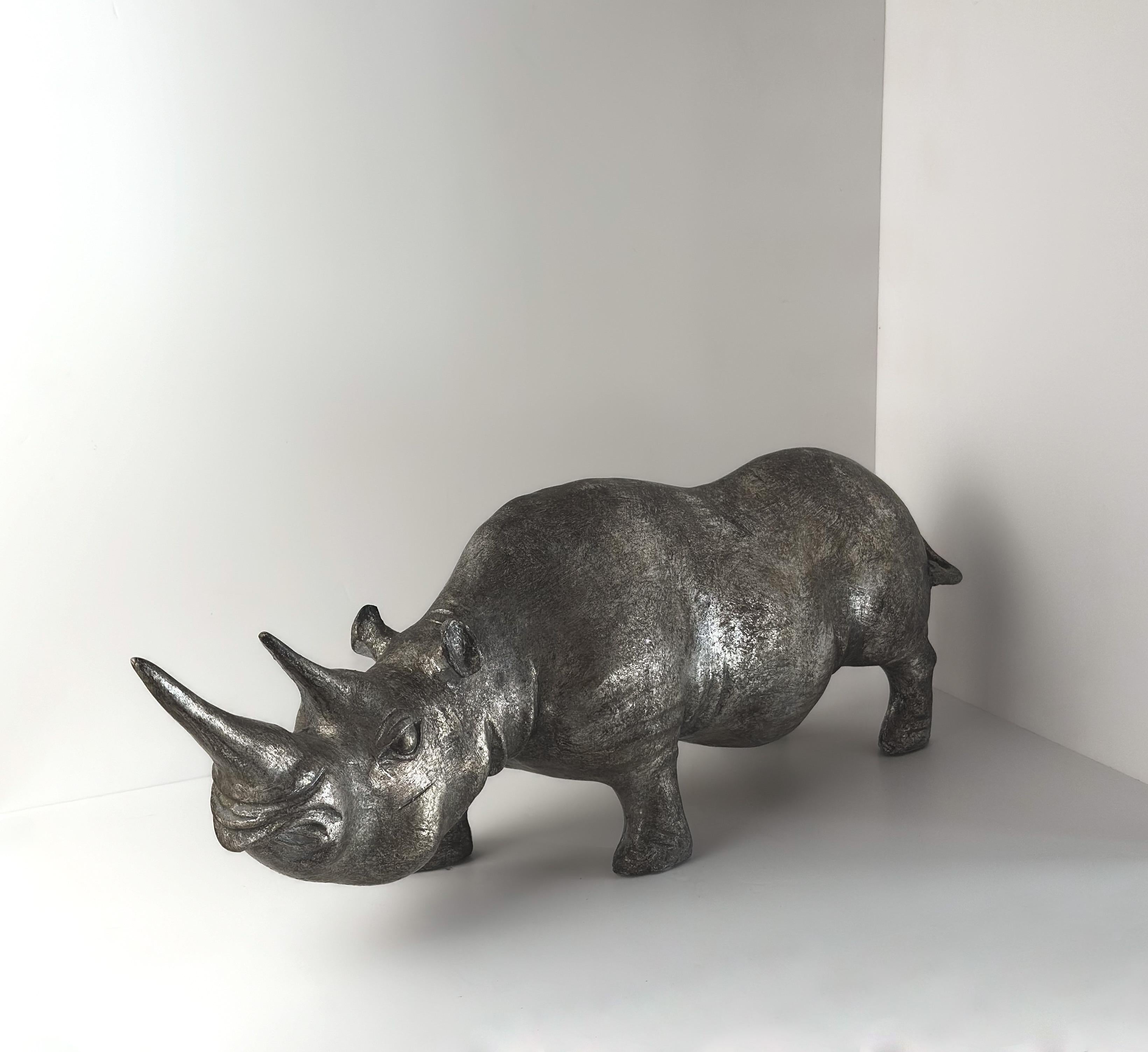 Escultura decorativa de rinoceronte, acabado metálico en tono platino c 1980s Vaciado en venta
