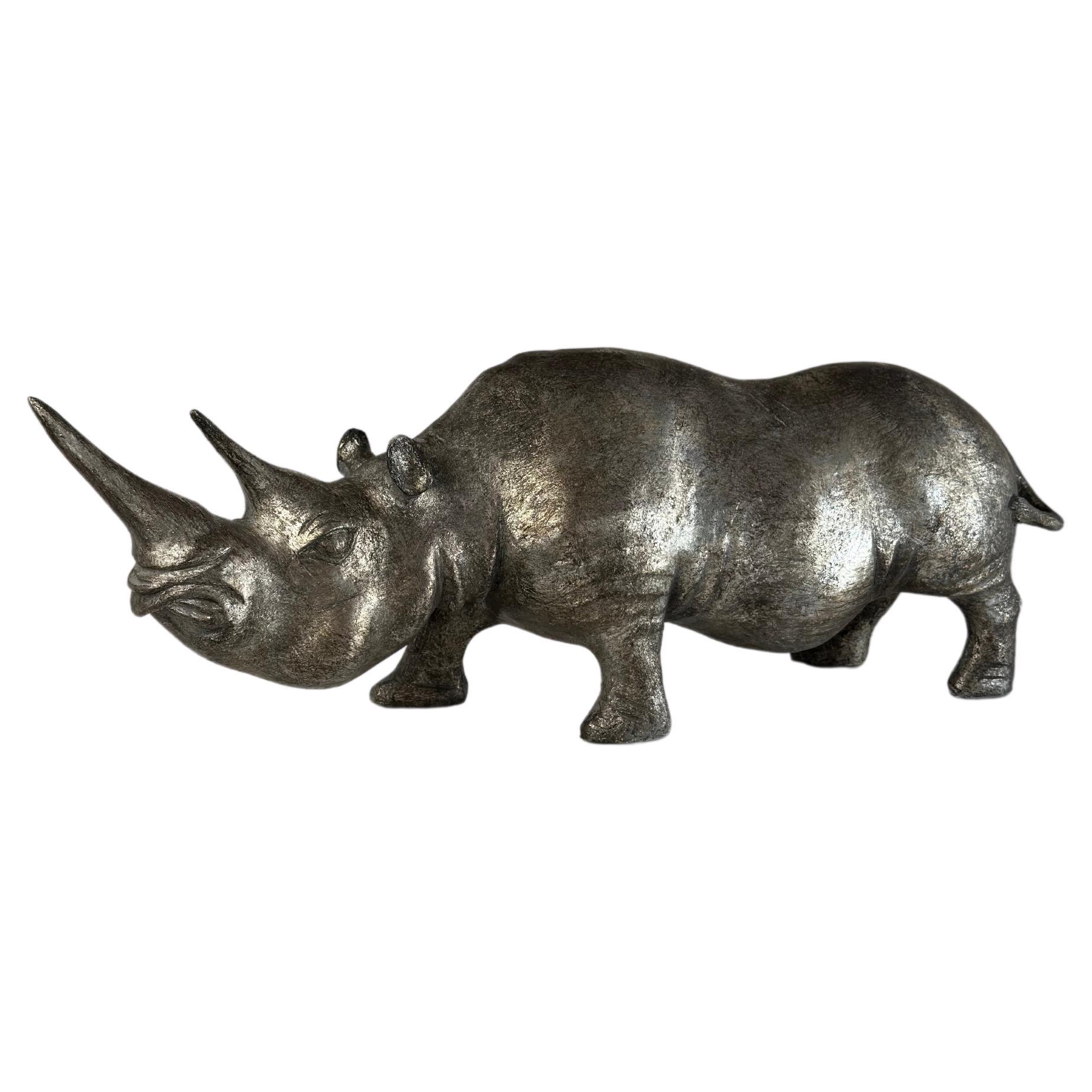 Escultura decorativa de rinoceronte, acabado metálico en tono platino c 1980s en venta