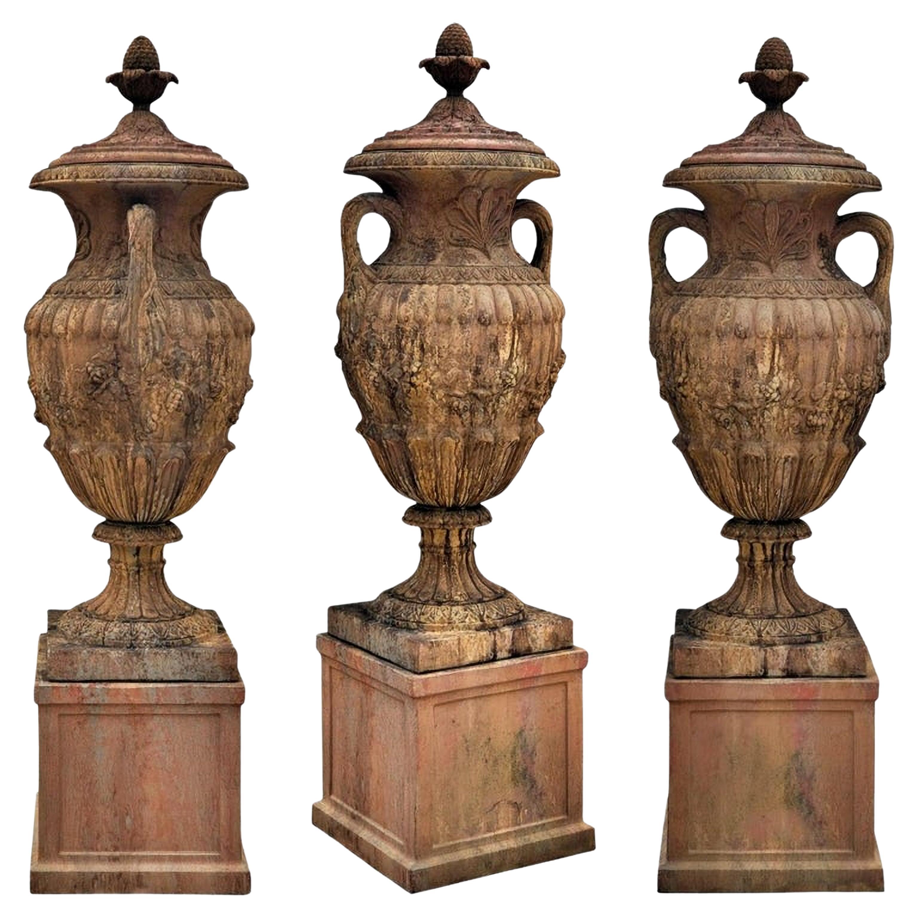 Große ornamentale Terrakotta-Vase mit Sockel aus dem frühen 20. Jahrhundert