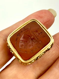 Grande ciondolo ornato antico georgiano in oro 15 carati con incisione di corniola e motivo a volpe