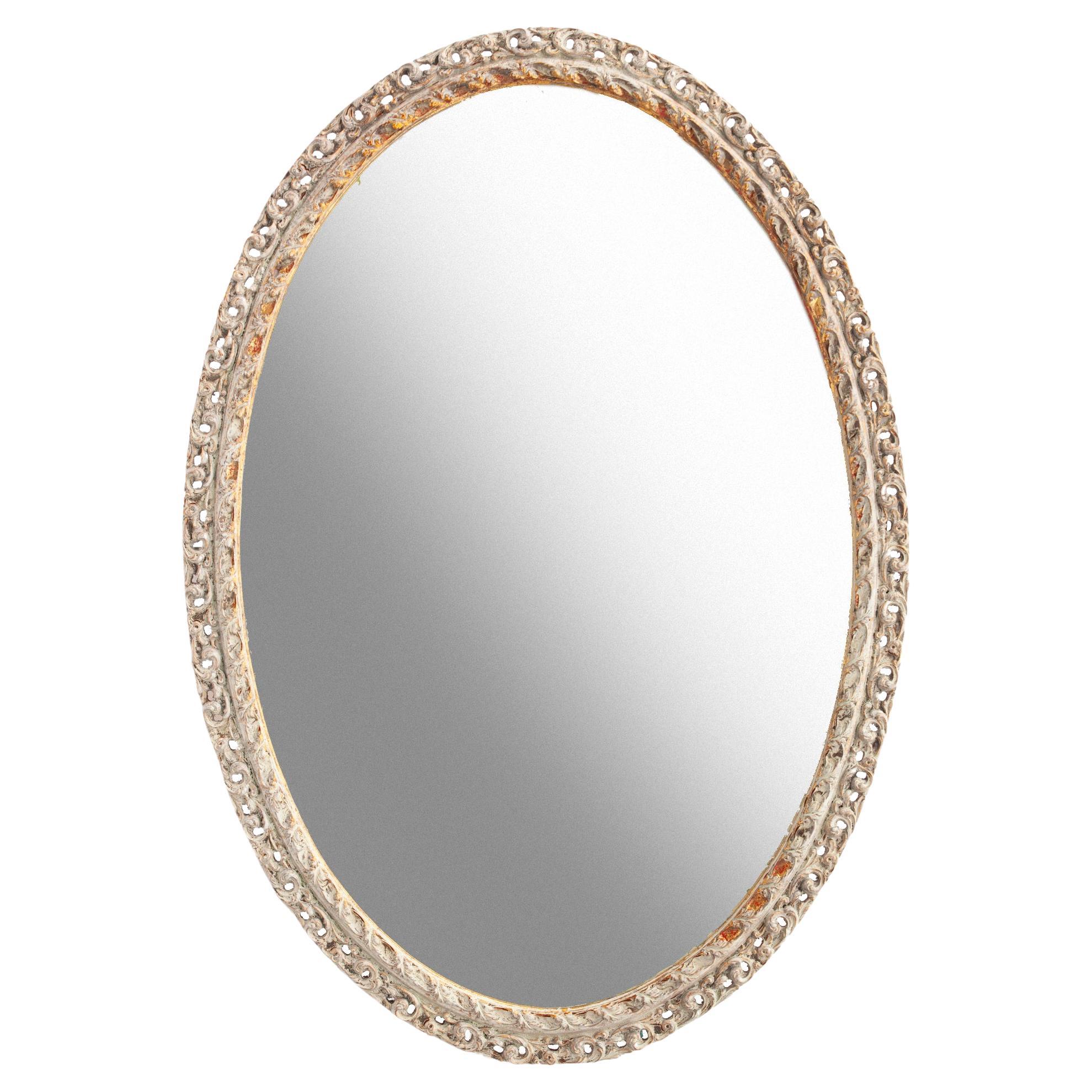 Grand miroir ovale orné, doré/peint et chantourné en bois de feuillus  en vente