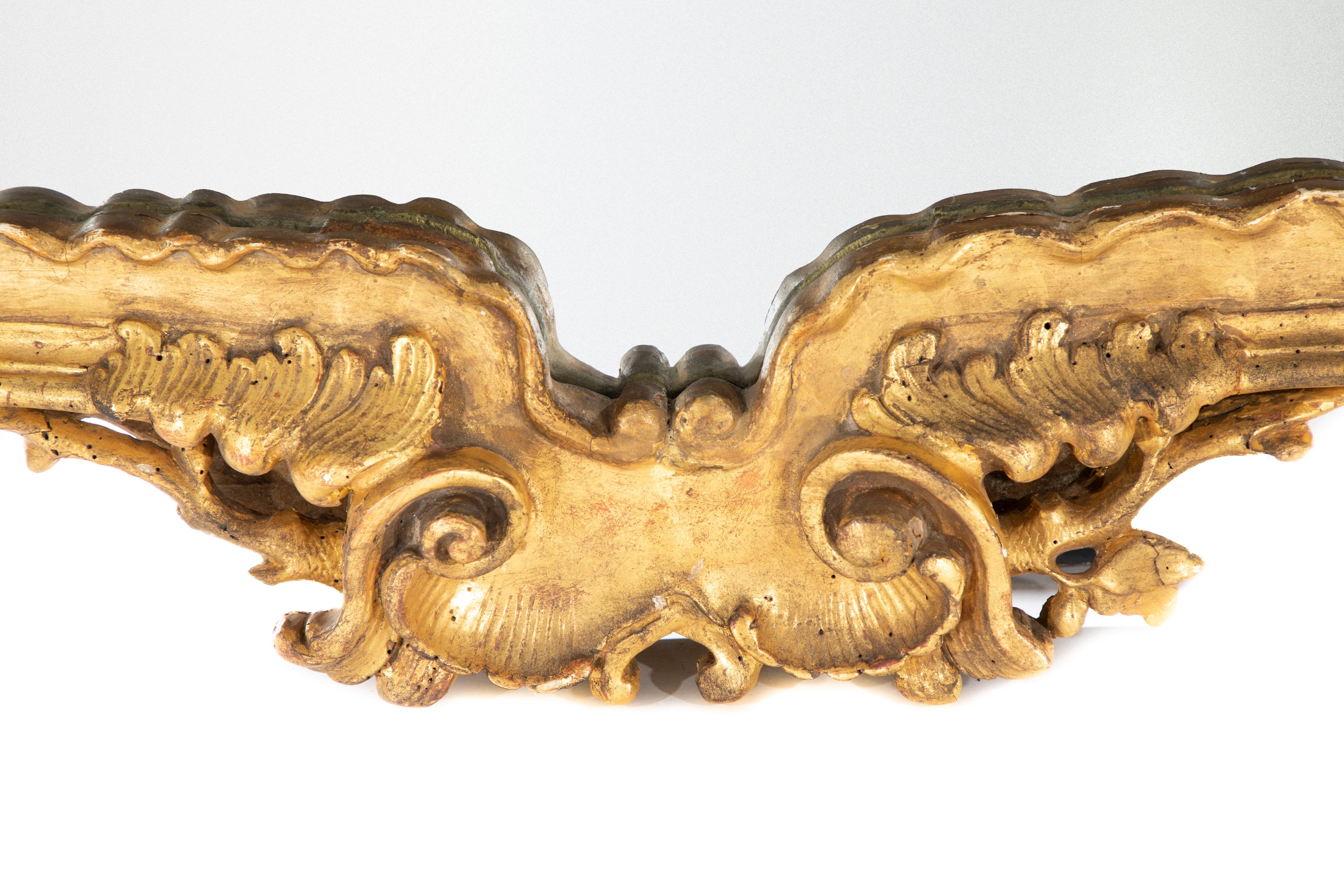 Francese Grande specchio ornato con cornice dorata in vendita