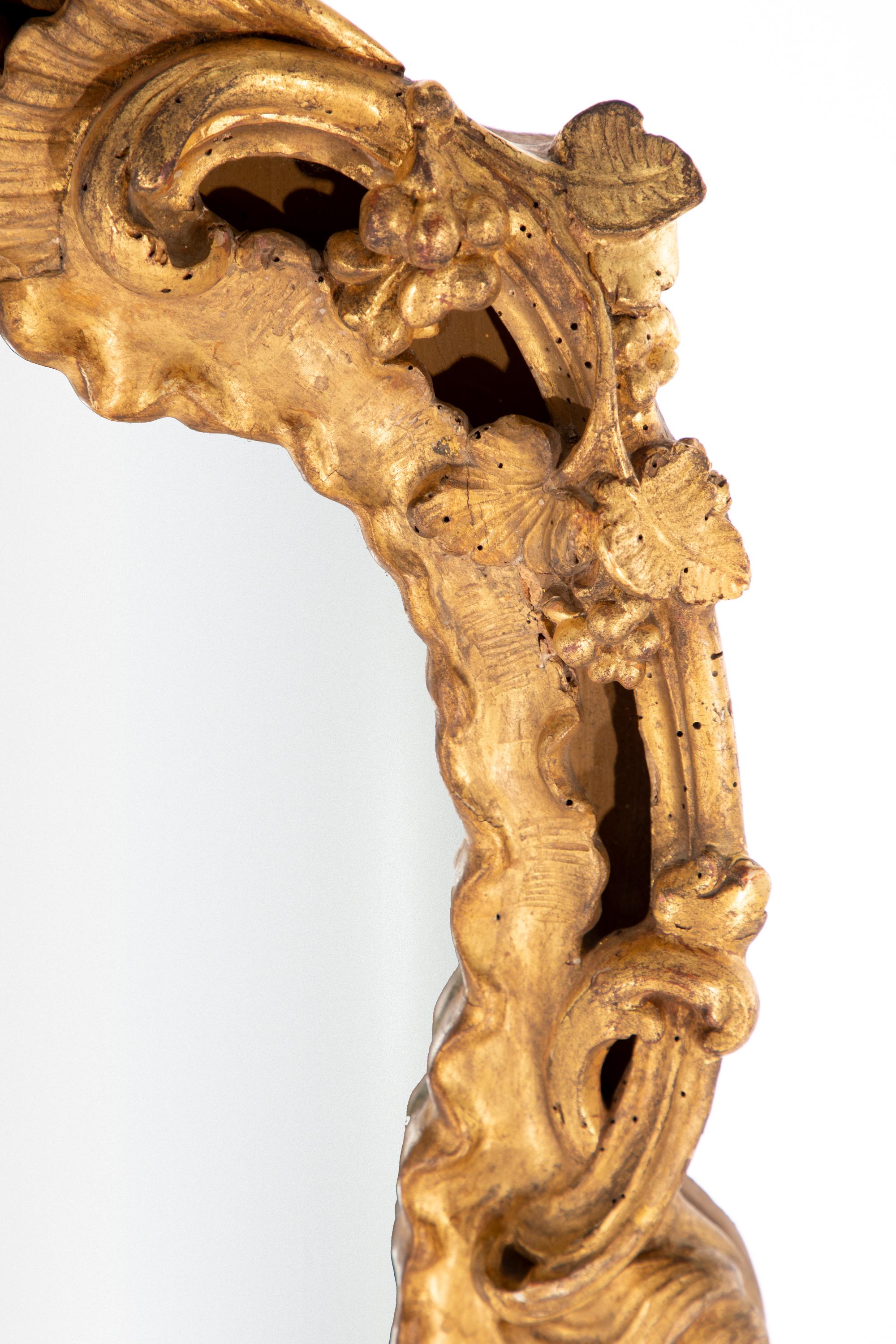 Dorato Grande specchio ornato con cornice dorata in vendita