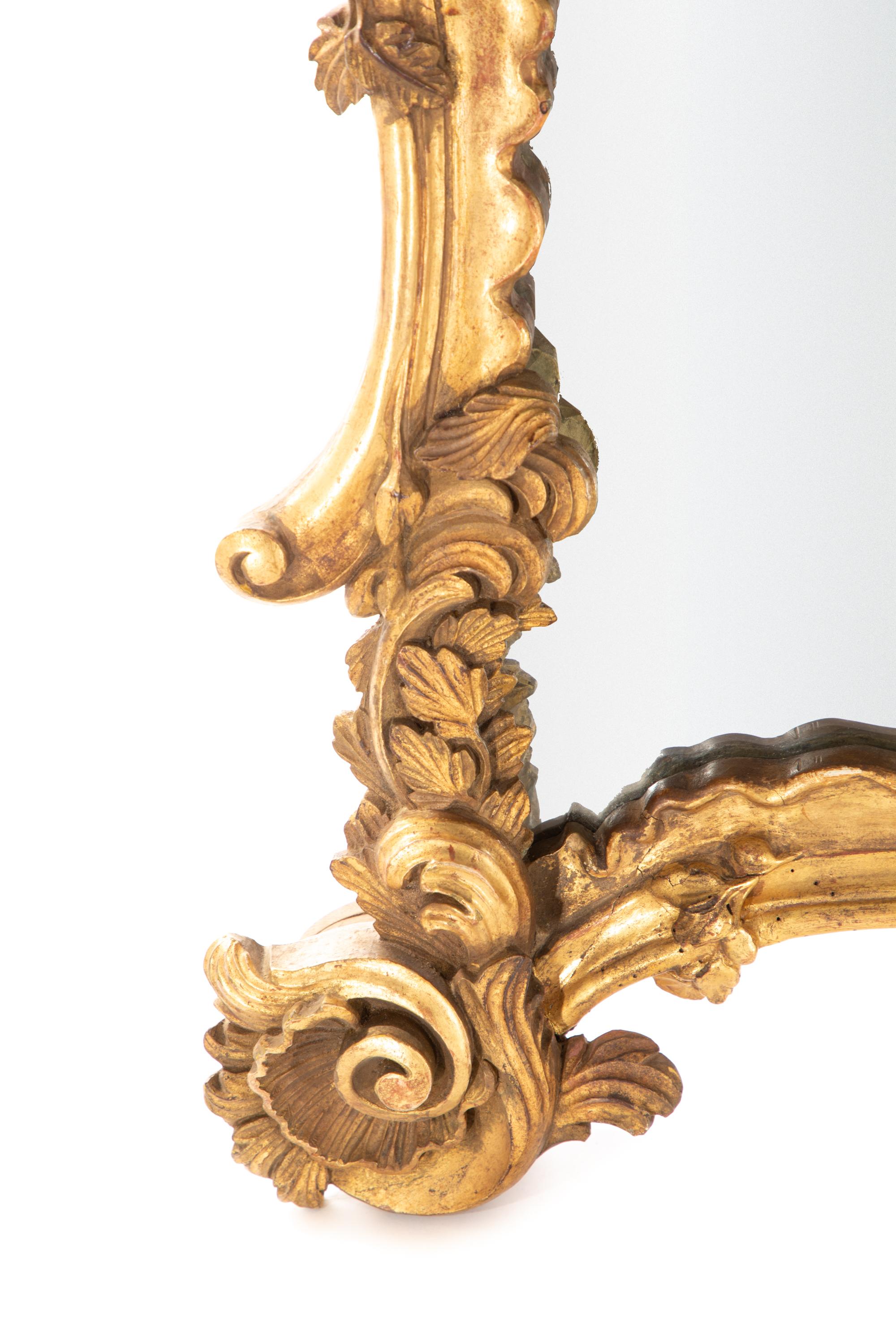 Grande specchio ornato con cornice dorata in vendita 1
