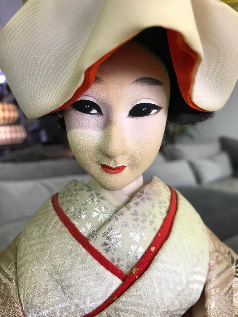 Verzierte japanische Geisha-Puppe auf Holz-Vitrinenständer im Angebot 2