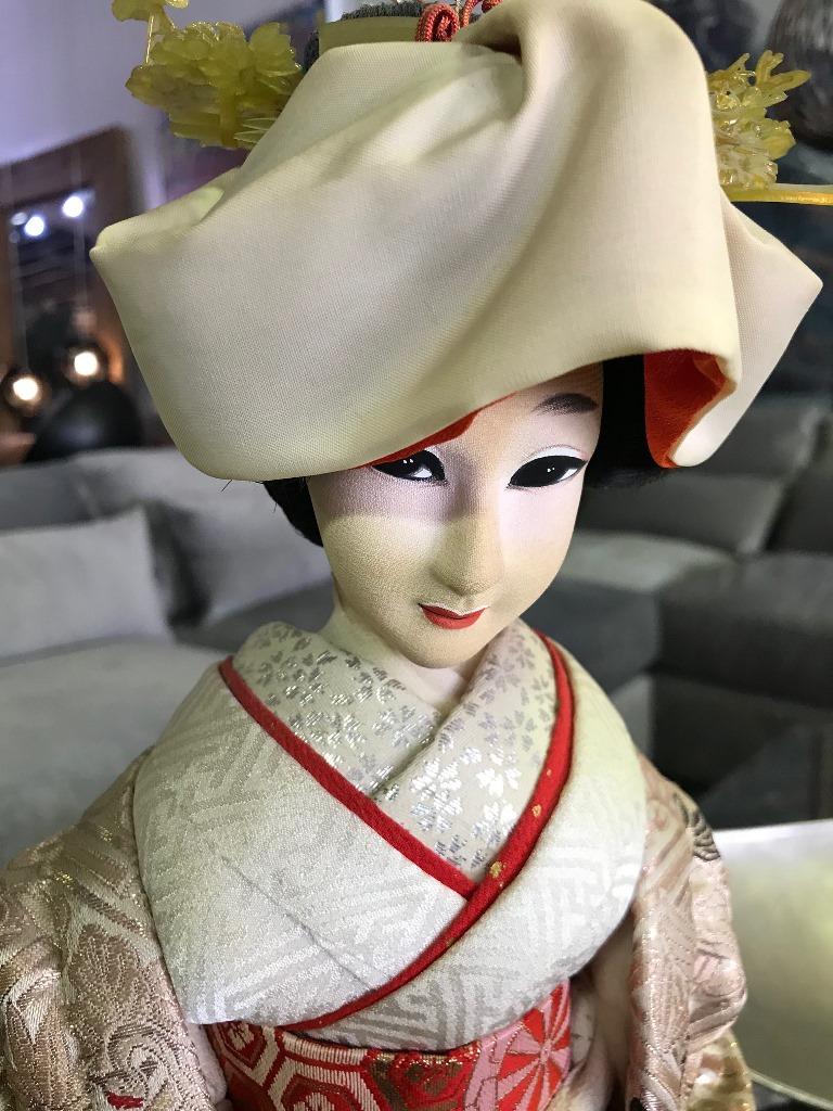 Wunderschön gearbeitete, große, verzierte japanische Geisha-Puppe in einem fein verzierten und geschichteten fließenden Kimono. Sehr detailliert, Mitte der 1900er Jahre. 

Abmessungen mit Ständer: 24