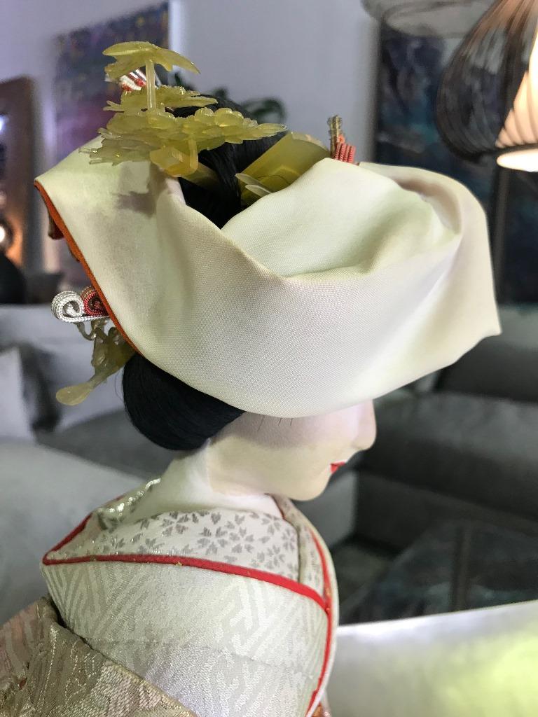 Verzierte japanische Geisha-Puppe auf Holz-Vitrinenständer im Zustand „Gut“ im Angebot in Studio City, CA
