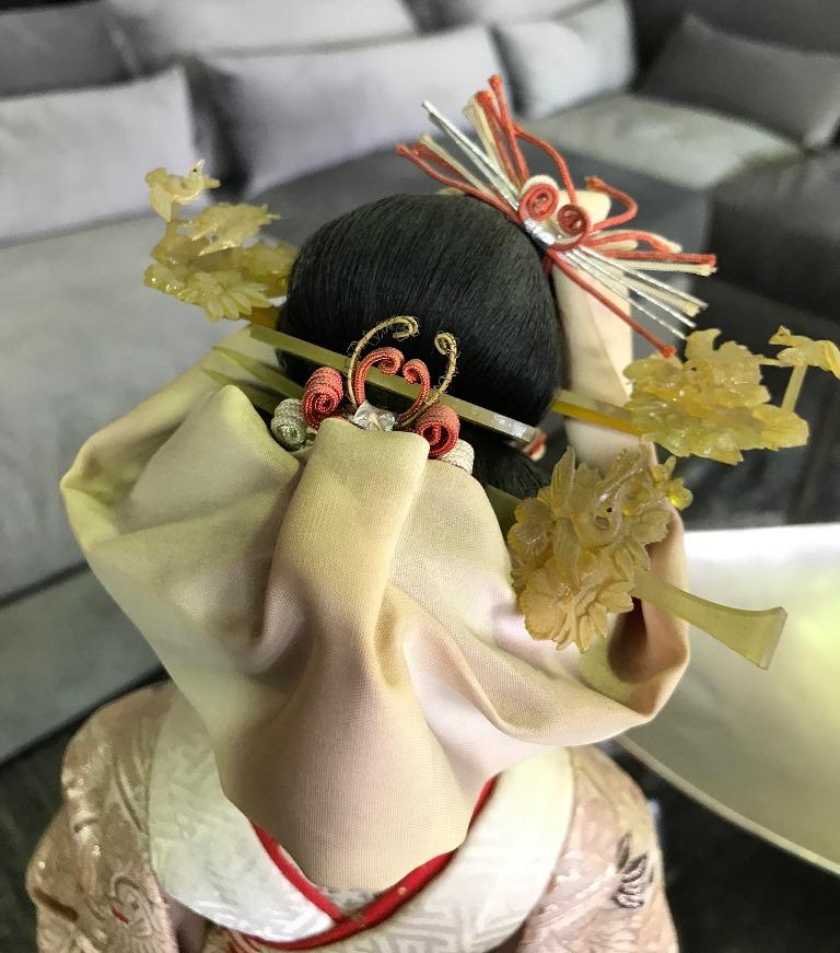 Verzierte japanische Geisha-Puppe auf Holz-Vitrinenständer (20. Jahrhundert) im Angebot