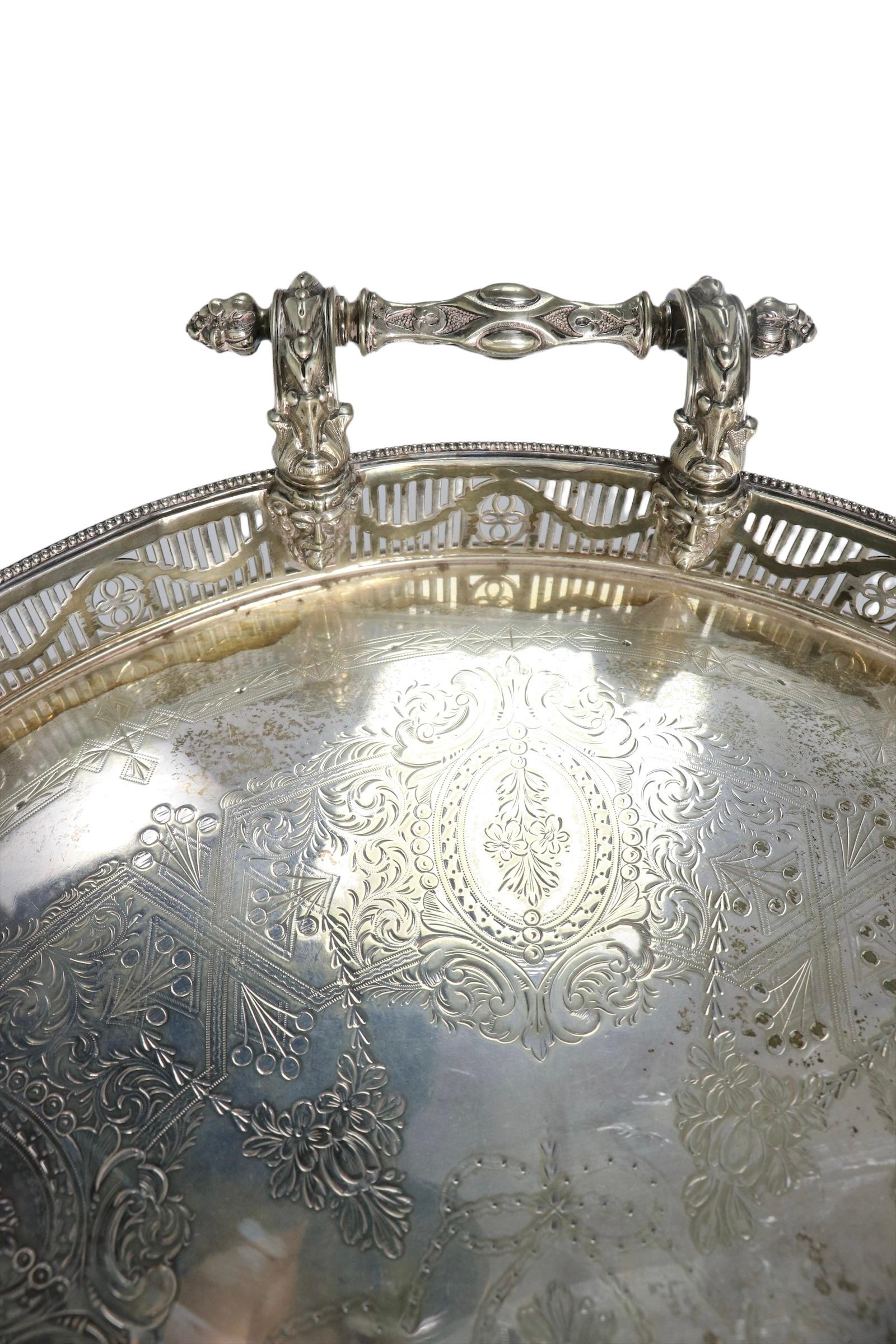 Gran bandeja victoriana ornamentada con pie ovalado, plateada, con galería y asas en venta 3