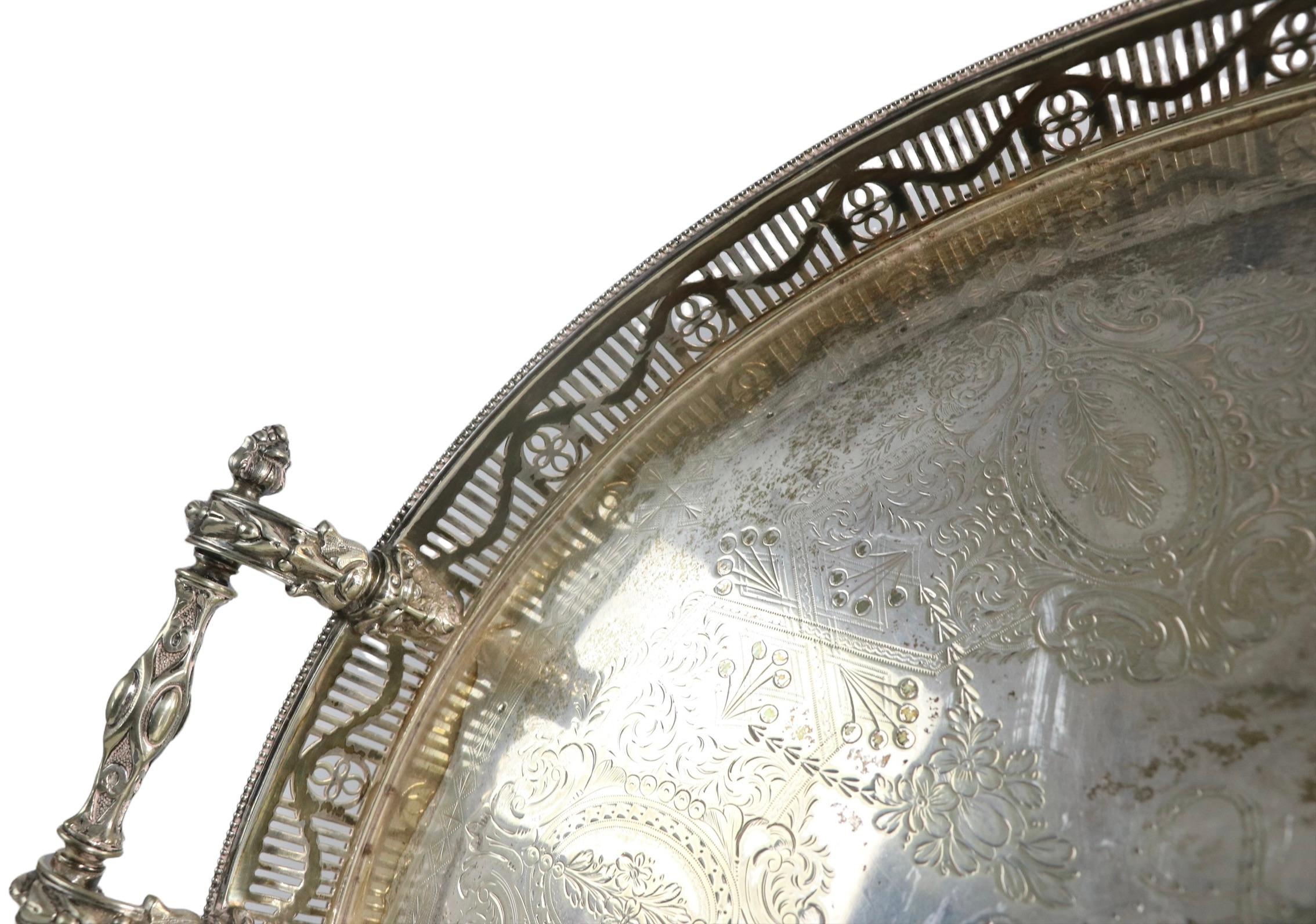 Gran bandeja victoriana ornamentada con pie ovalado, plateada, con galería y asas en venta 4