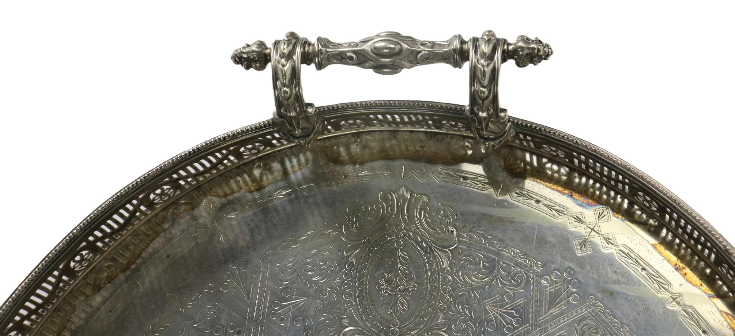 Gran bandeja victoriana ornamentada con pie ovalado, plateada, con galería y asas en venta 7