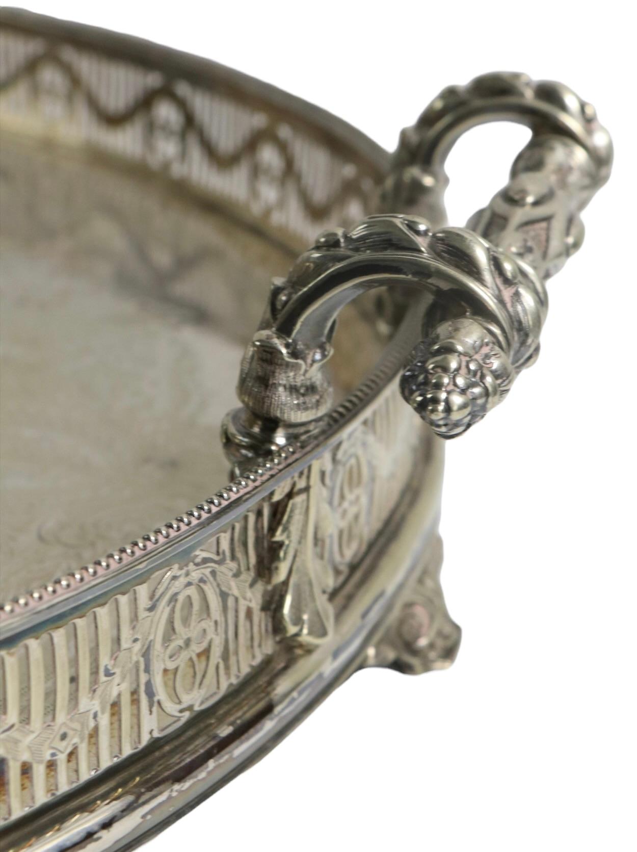 Gran bandeja victoriana ornamentada con pie ovalado, plateada, con galería y asas Chapado en plata en venta