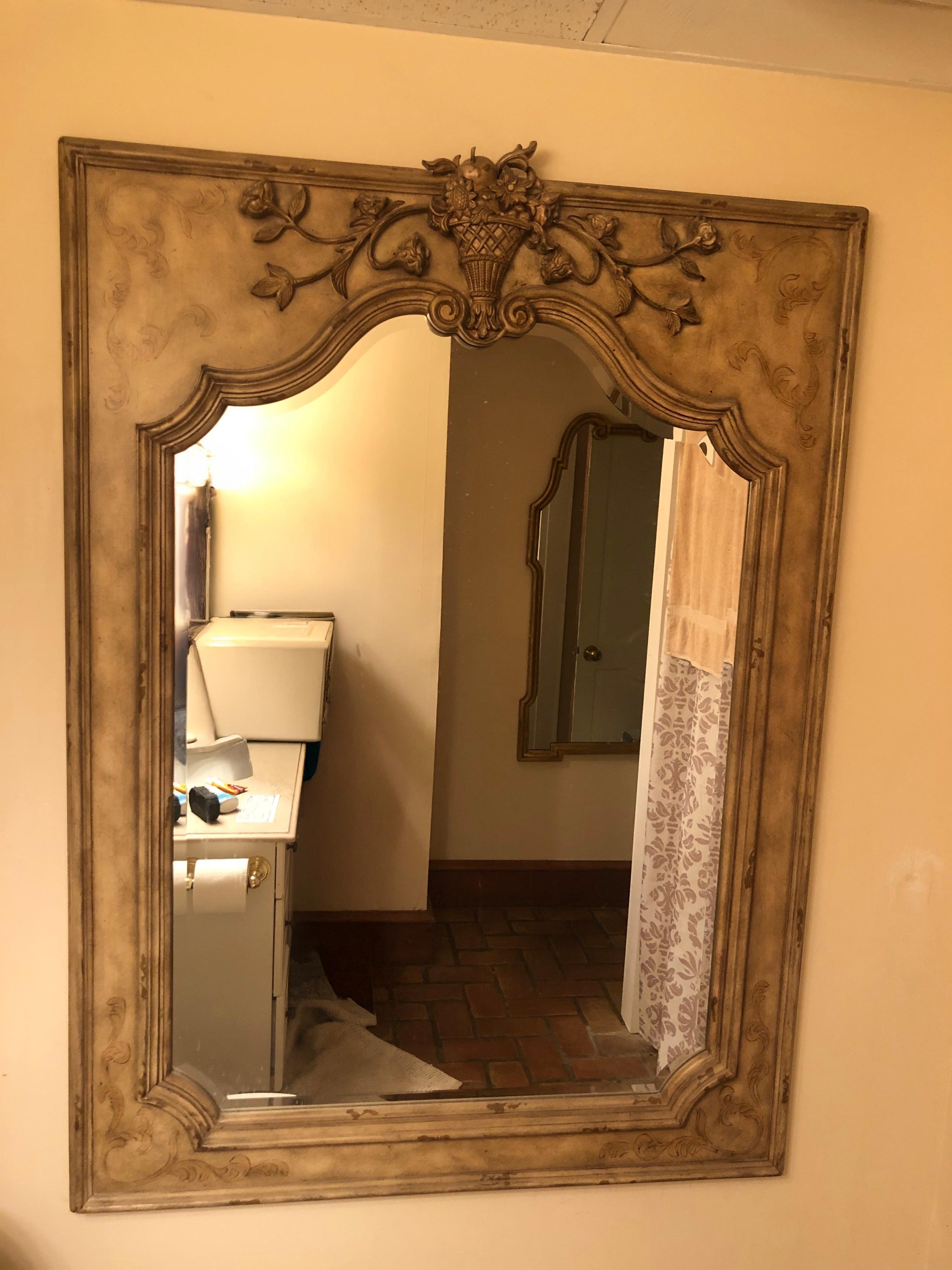 Gran Espejo Ornamentado de Gran Tamaño. Perfecto para una zona en la que necesites abrir o ampliar el espacio. Medidas: 1 m x 1 m. Buen bisel grueso. 
Pesado y ornamentado en un estilo Trumeau moderno. Esto embellecerá cualquier pared con su