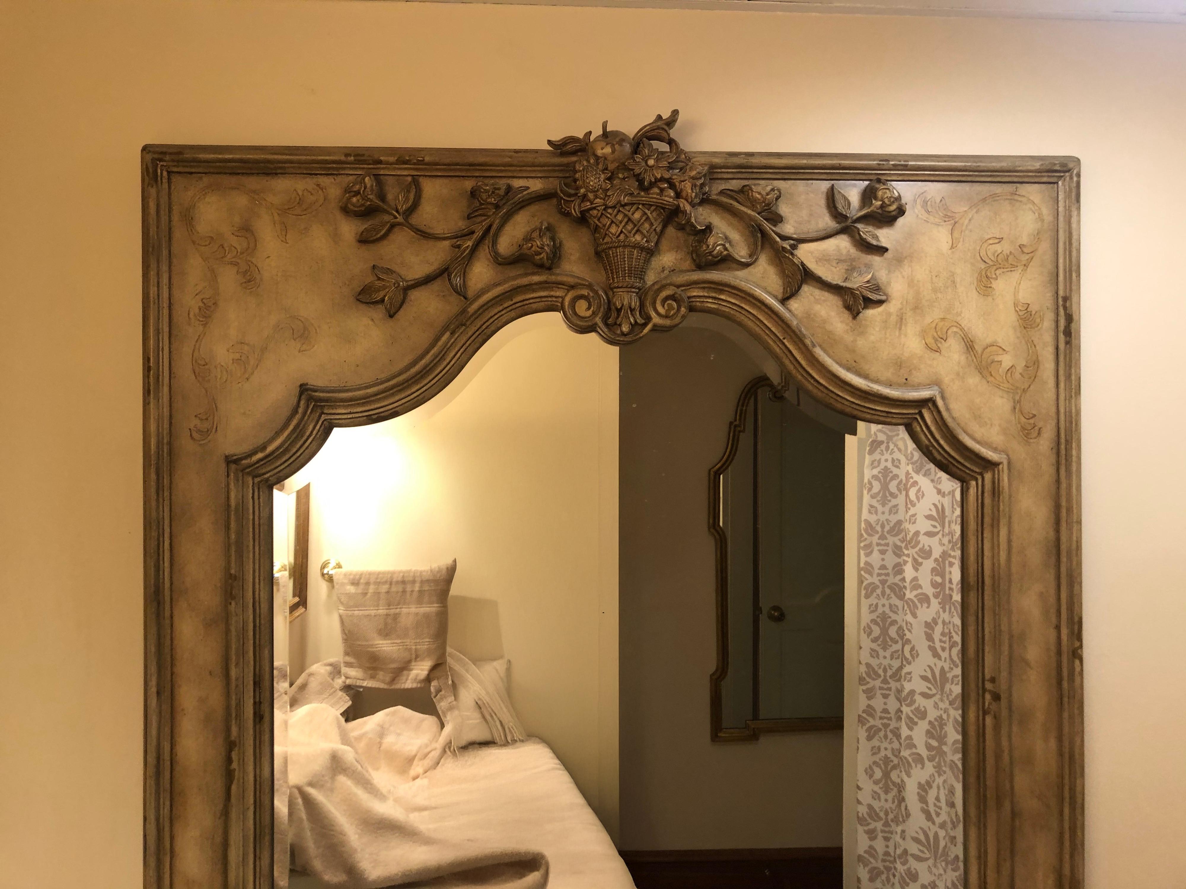 Espejo grande ornamentado de gran tamaño by Domain Composición en venta