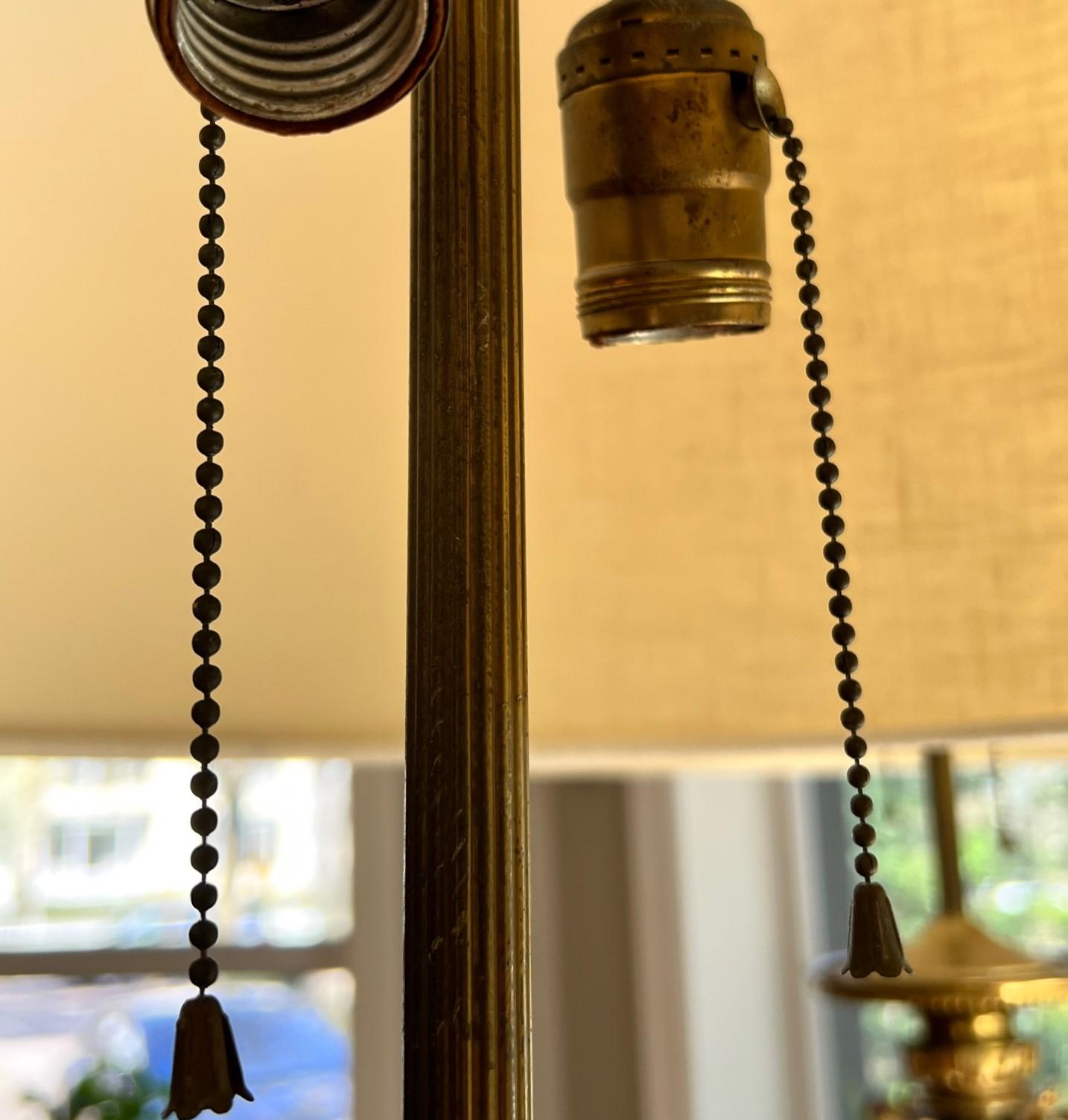 Américain Paire de grandes lampes néo-gothiques ornées de pierres précieuses en bronze avec abat-jour tambour en lin en vente