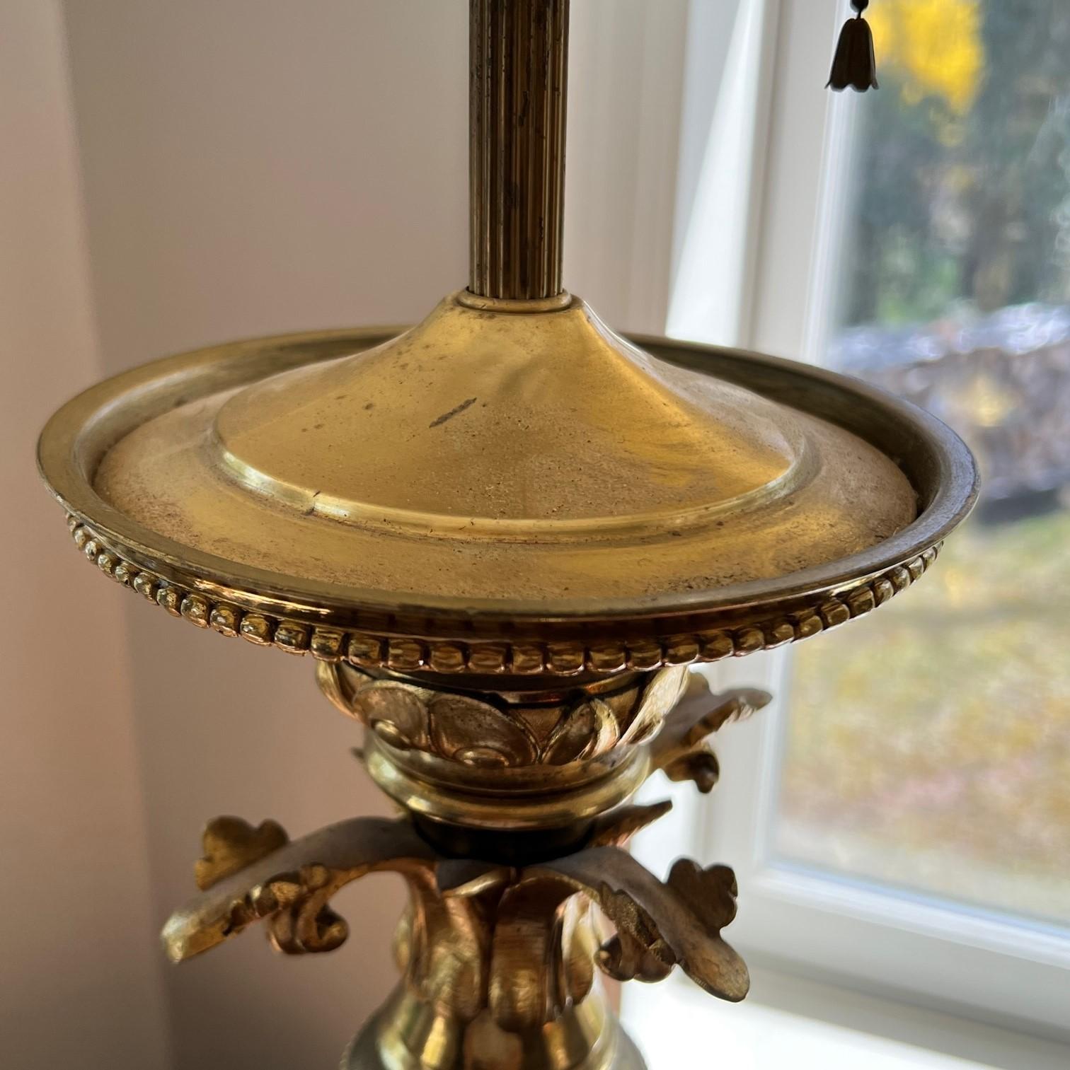 Paire de grandes lampes néo-gothiques ornées de pierres précieuses en bronze avec abat-jour tambour en lin Bon état - En vente à Morristown, NJ