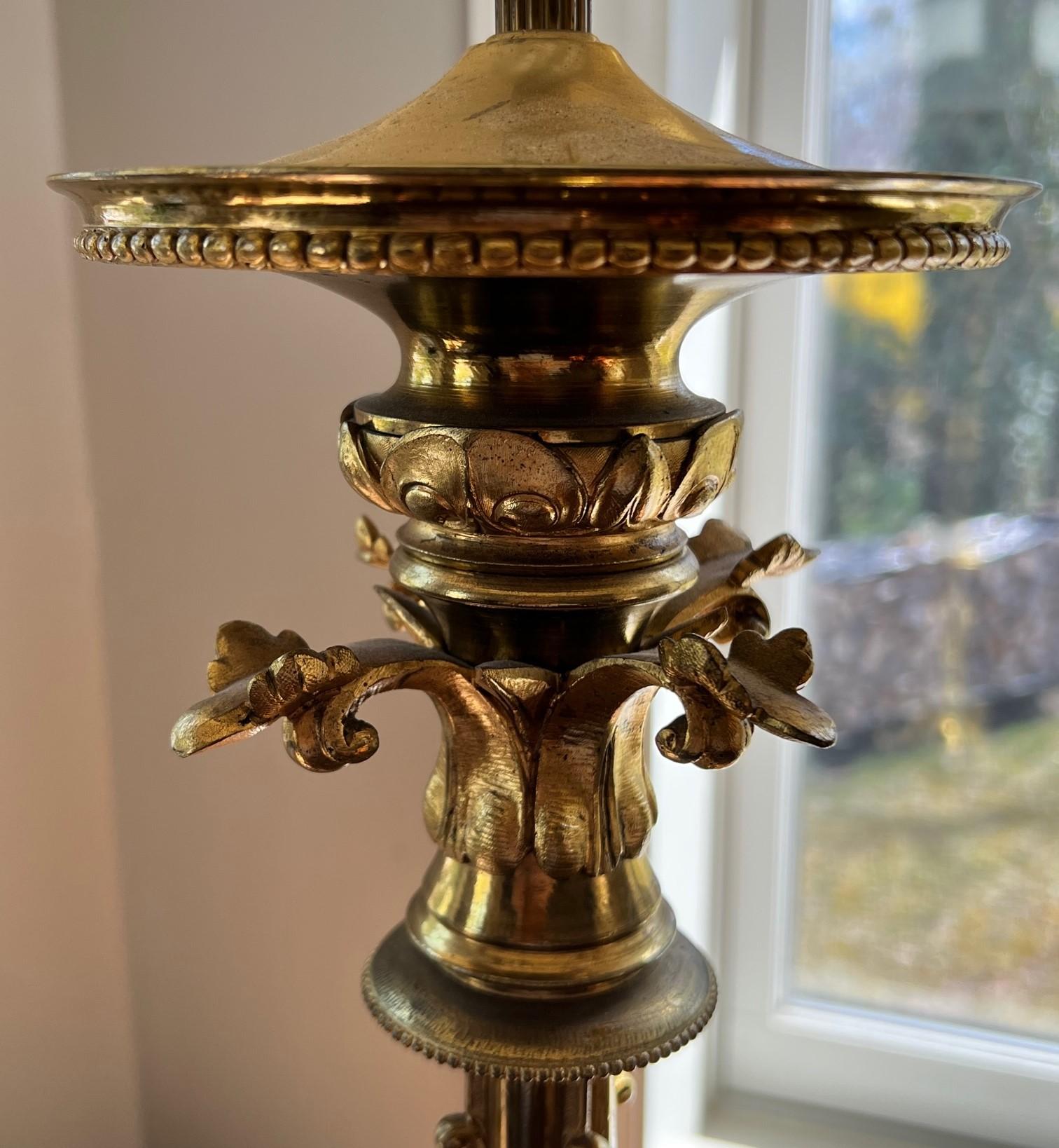 Milieu du XXe siècle Paire de grandes lampes néo-gothiques ornées de pierres précieuses en bronze avec abat-jour tambour en lin en vente