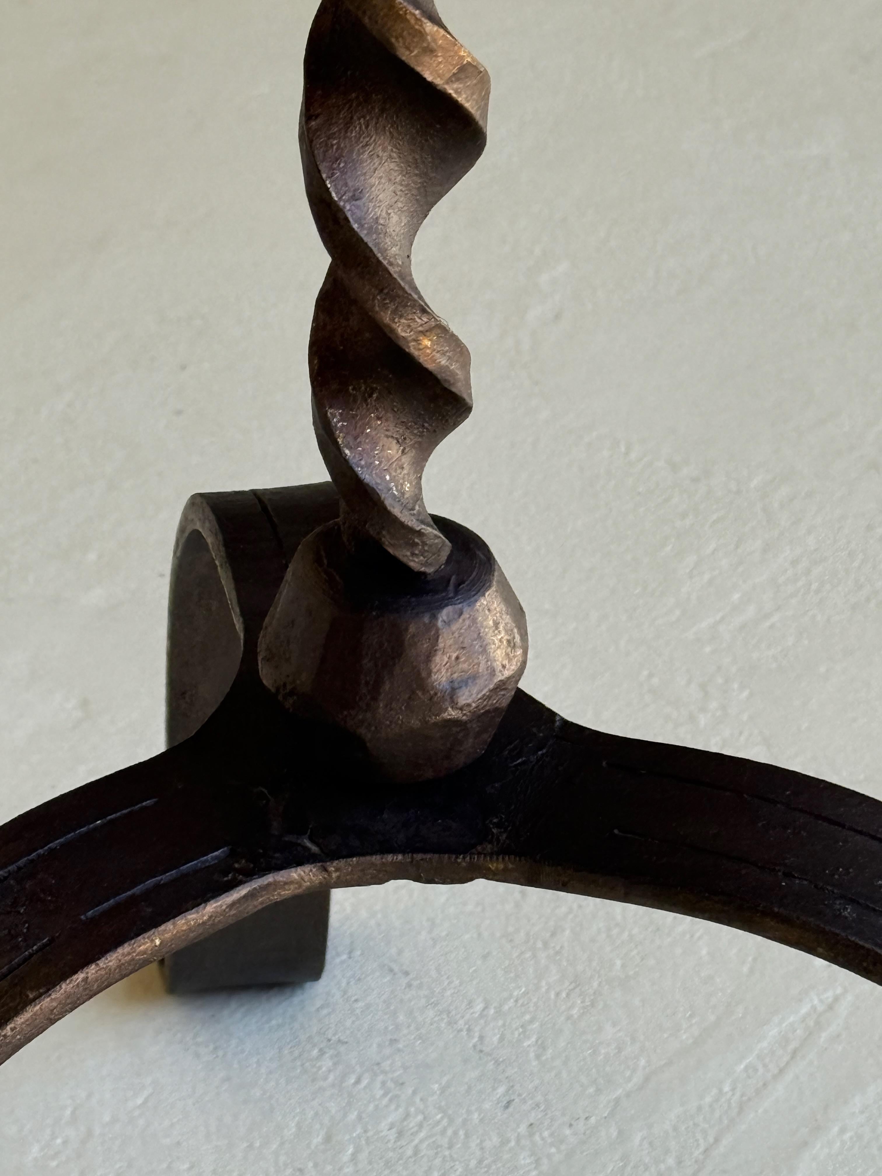 Grande table à boire en fer espagnol orné avec Stem torsadé en vente 4