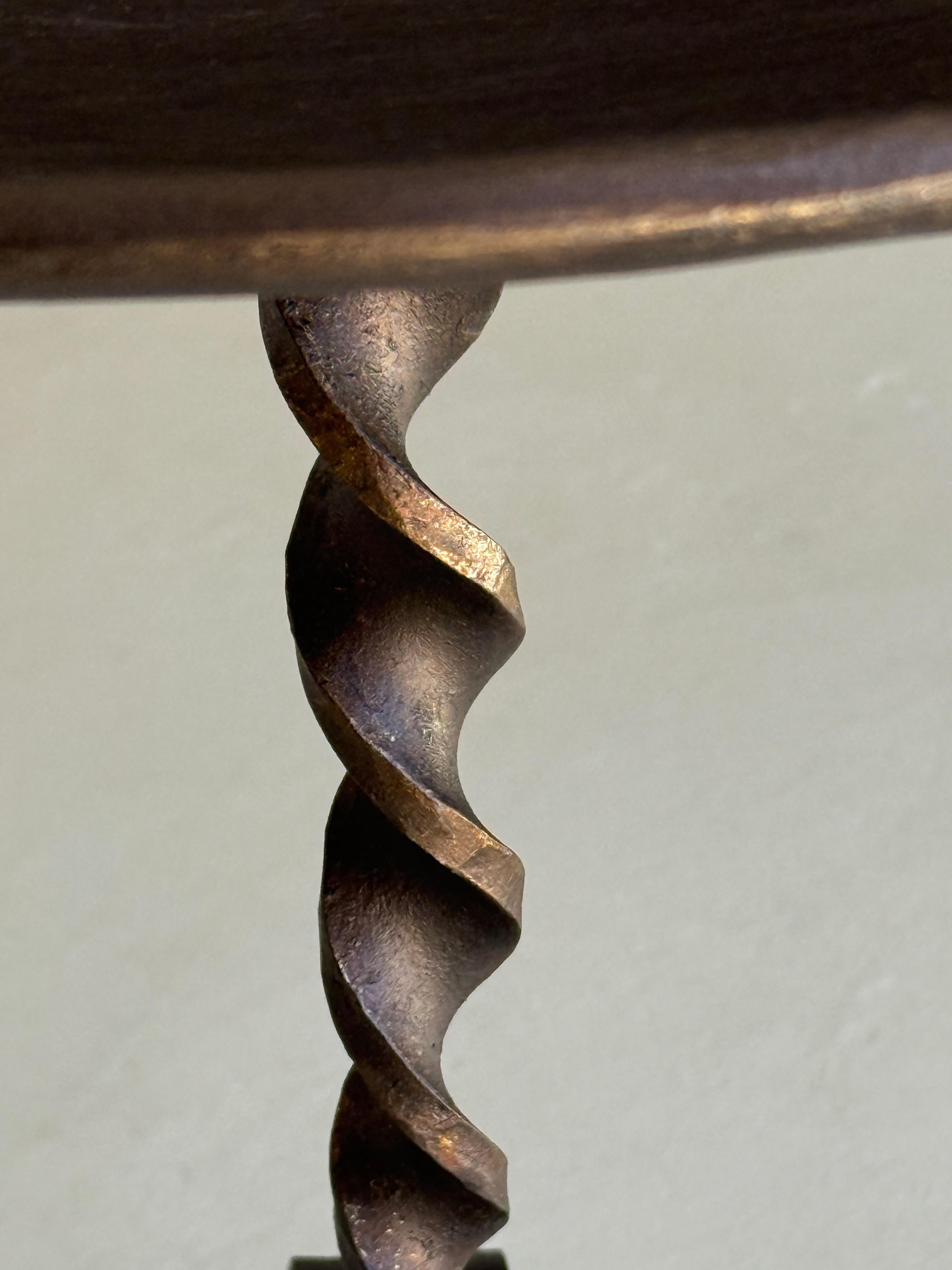 Grande table à boire en fer espagnol orné avec Stem torsadé en vente 5