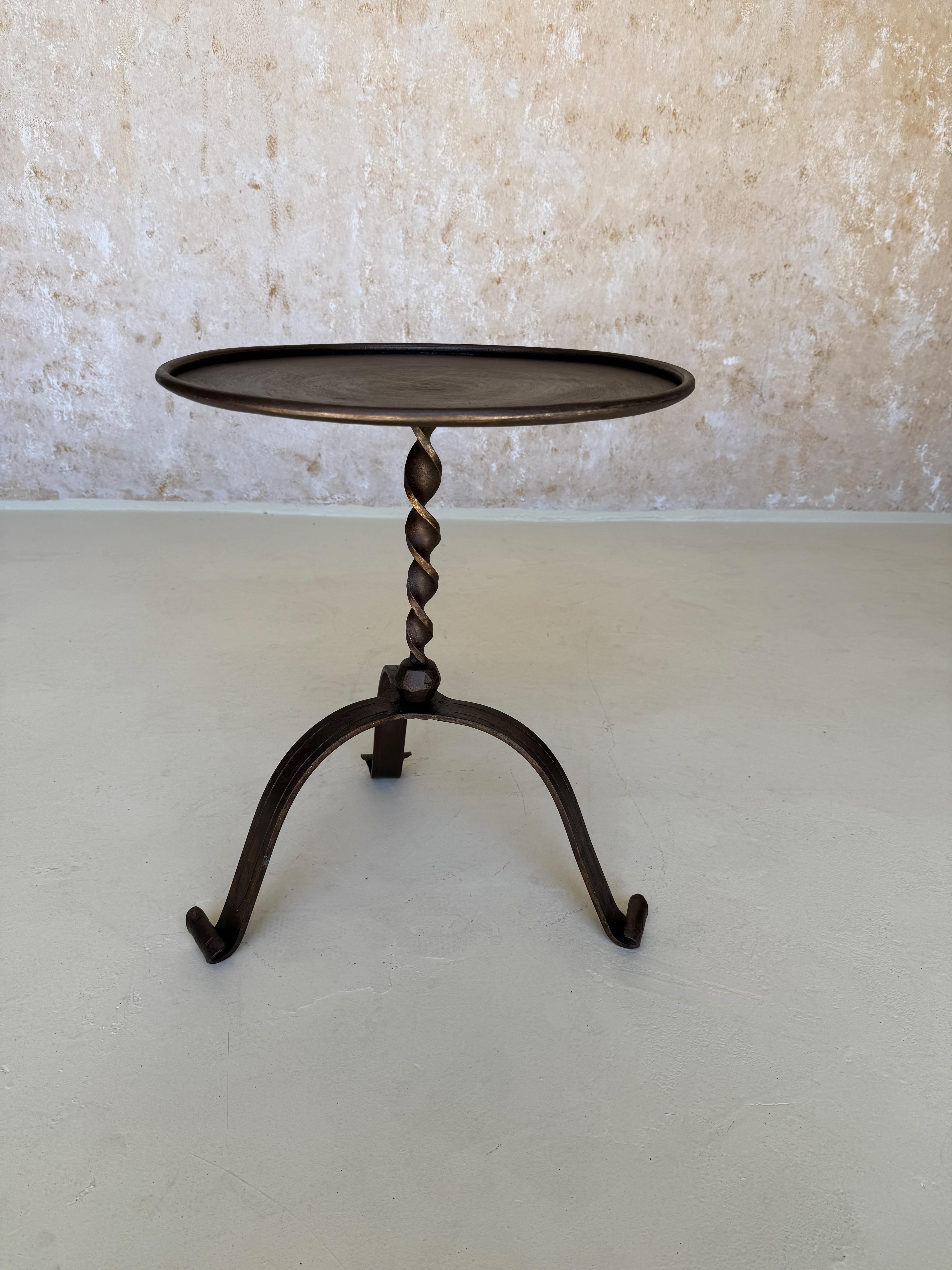 Espagnol Grande table à boire en fer espagnol orné avec Stem torsadé en vente