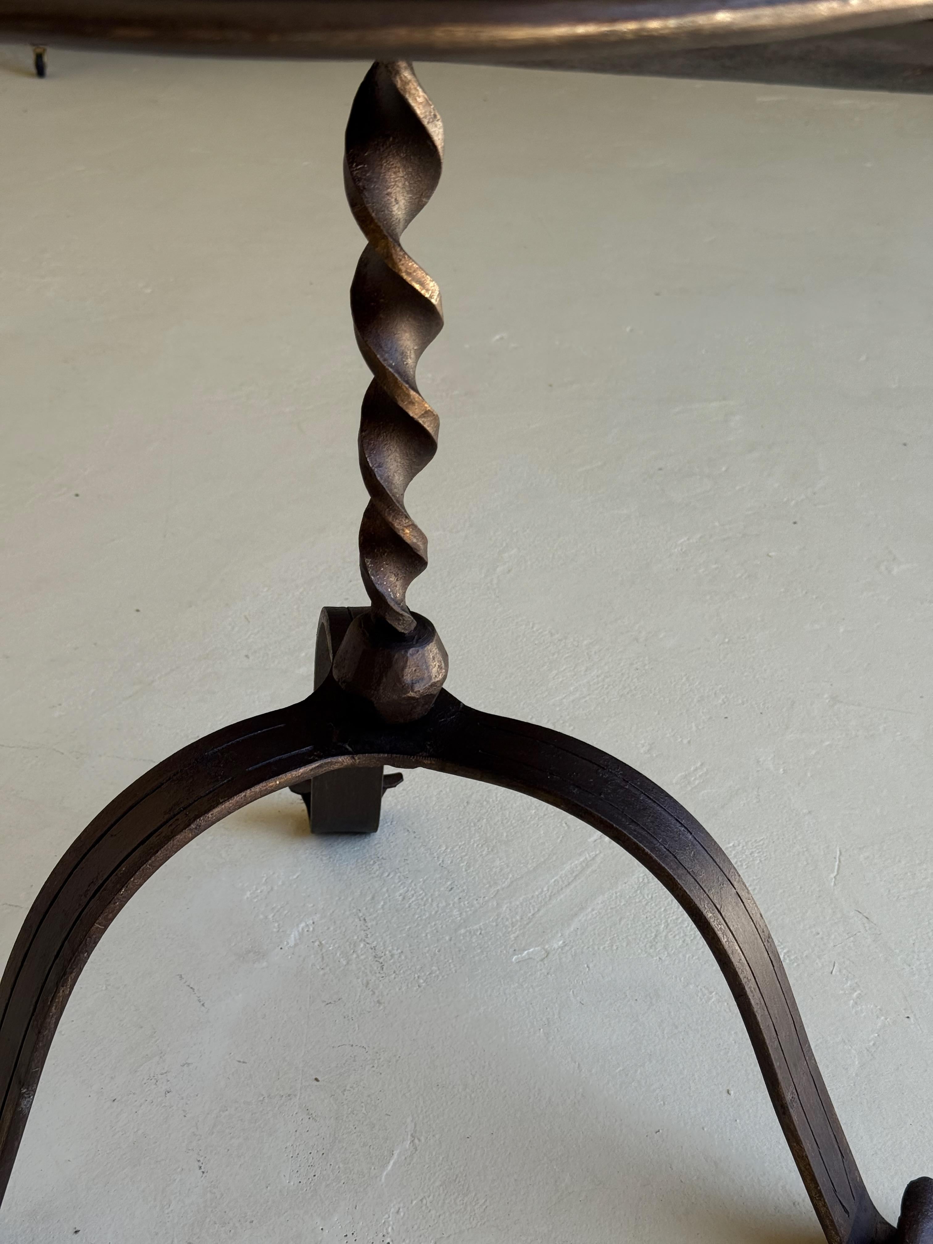 Grande table à boire en fer espagnol orné avec Stem torsadé Bon état - En vente à Buchanan, NY